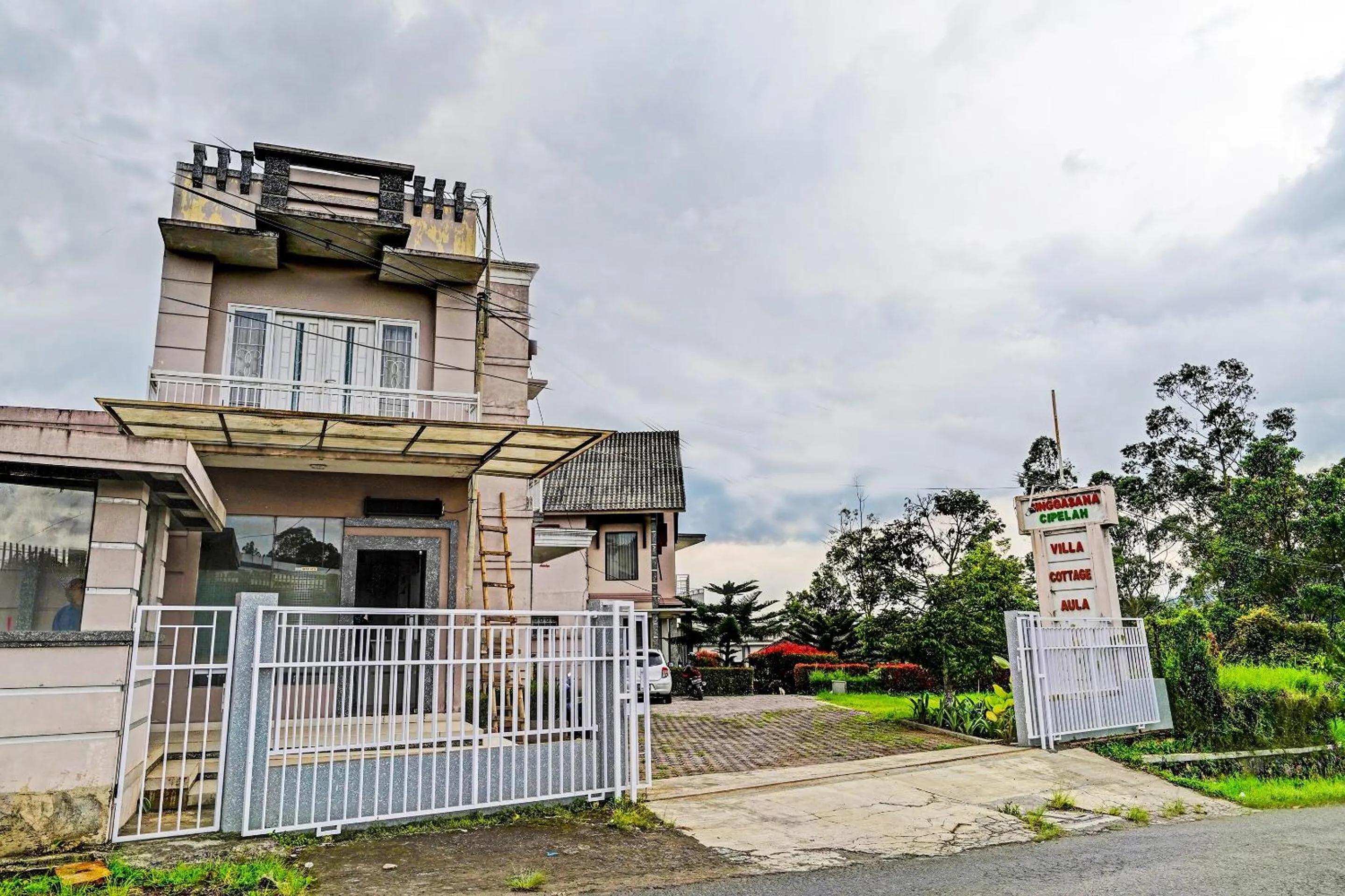Facade/entrance in OYO 92023 Singgasana Cipelah Syariah