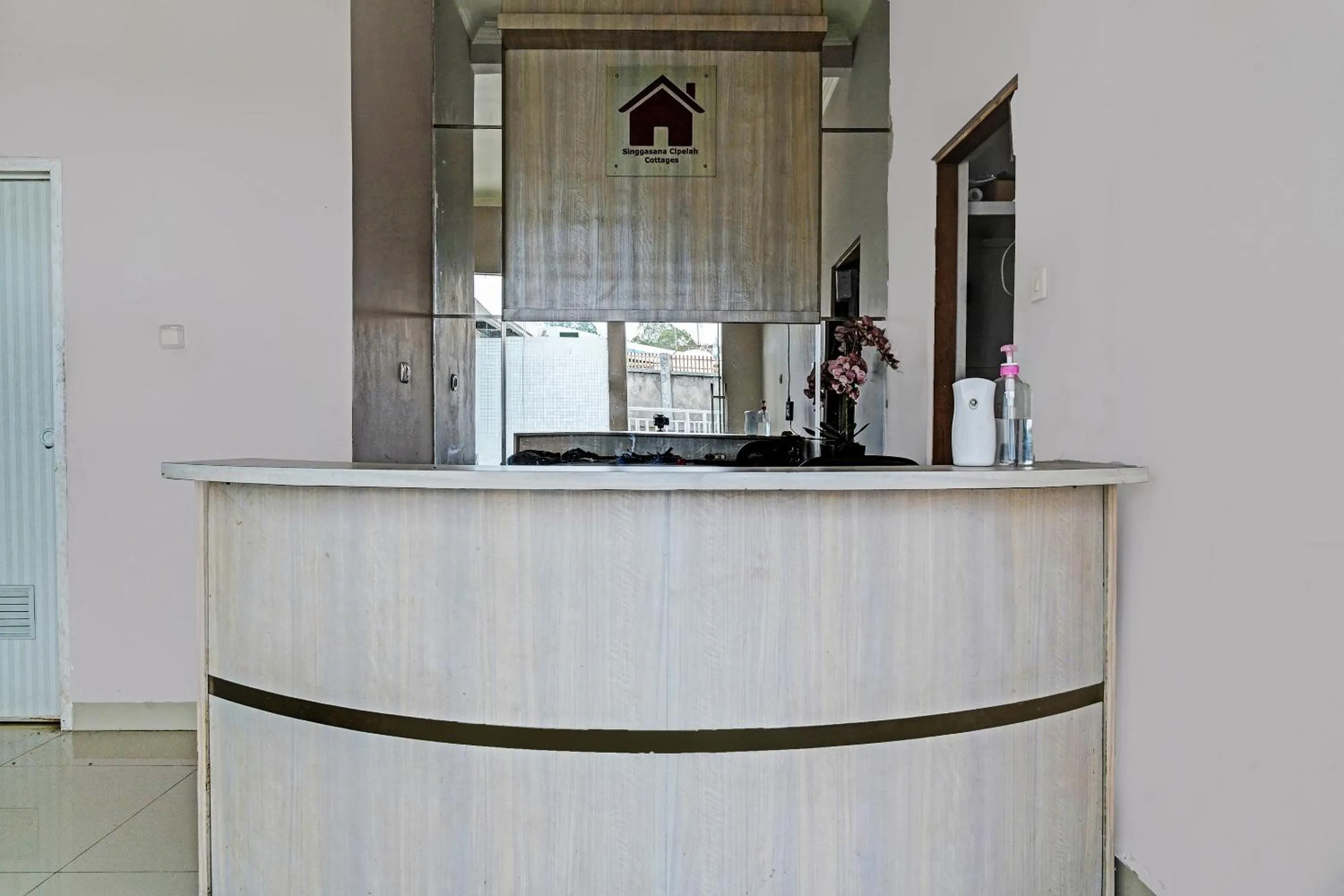 Lobby or reception in OYO 92023 Singgasana Cipelah Syariah
