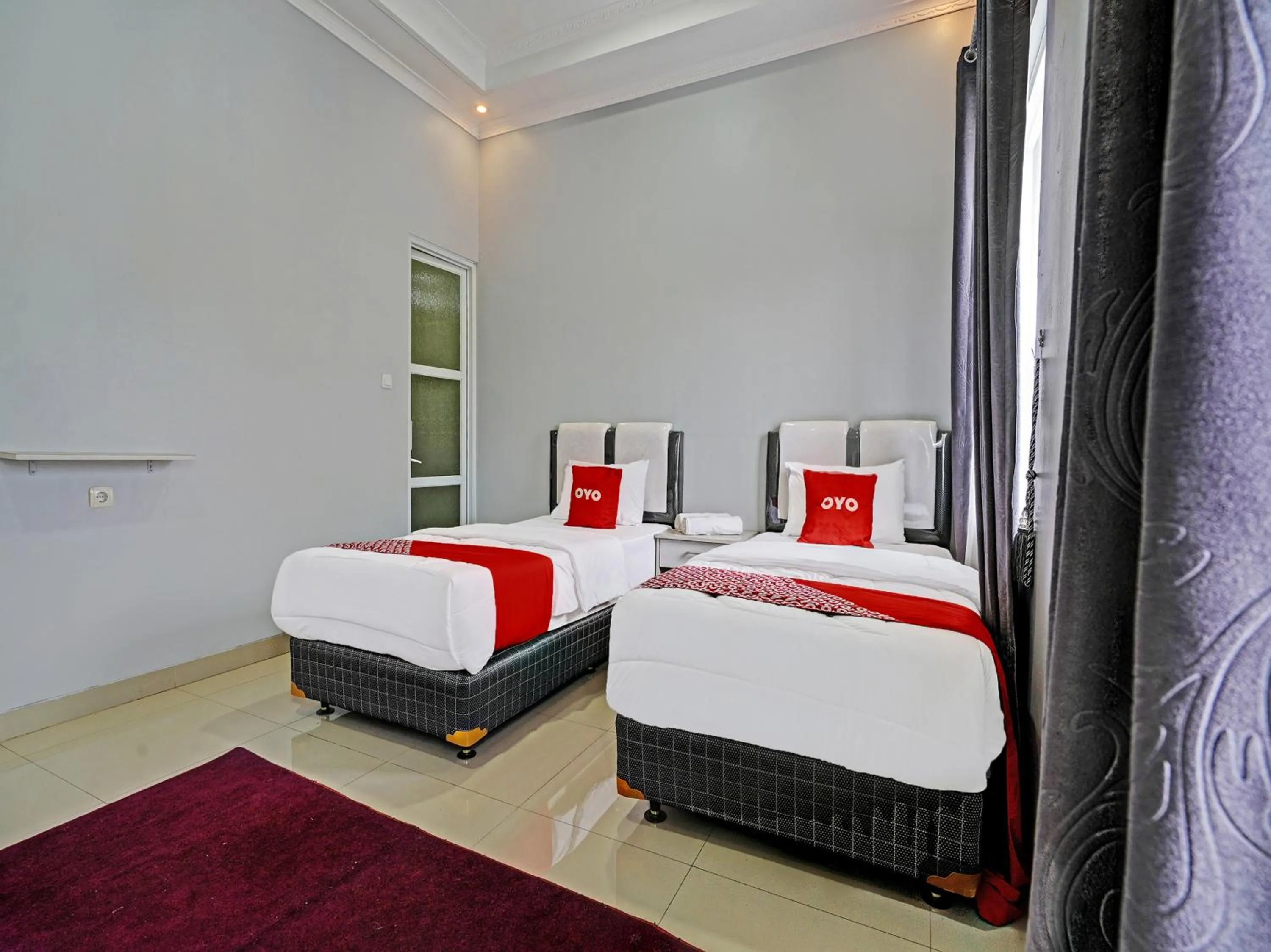 Superior Twin Room in OYO 92023 Singgasana Cipelah Syariah