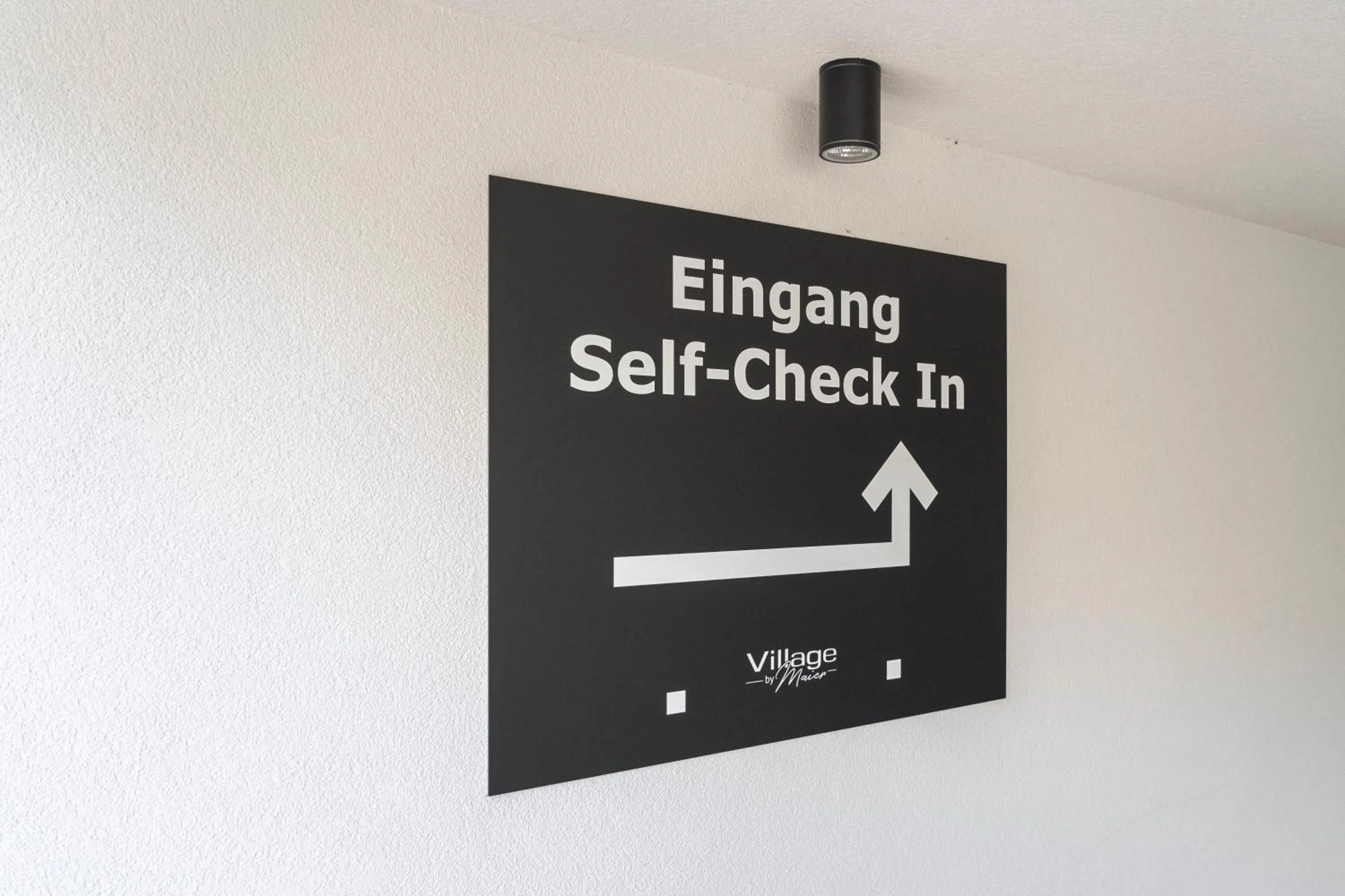 Text overlay in Village by Maier - kontaktloser Check-in