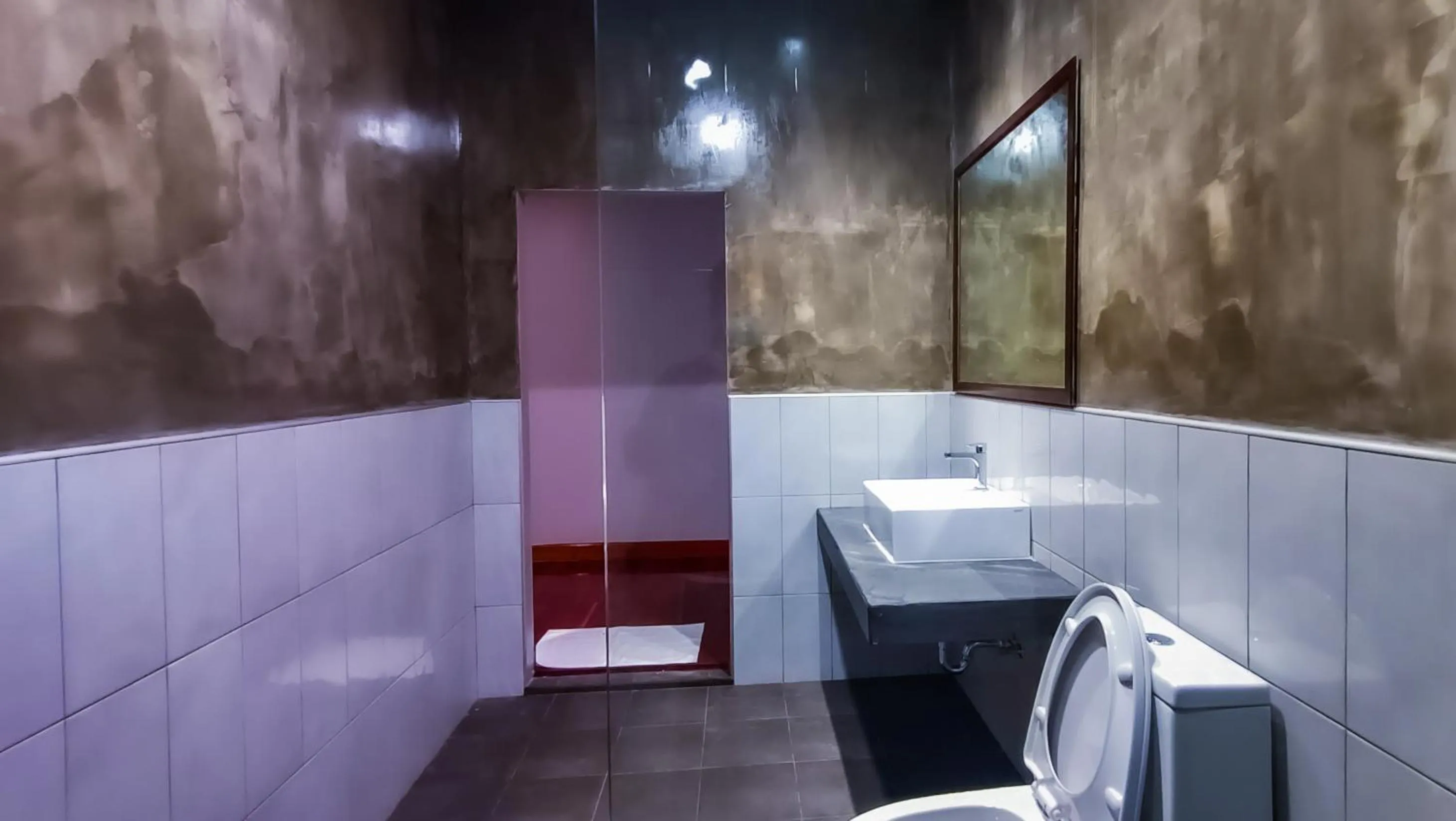 Shower in The Riva Vientiane Hotel