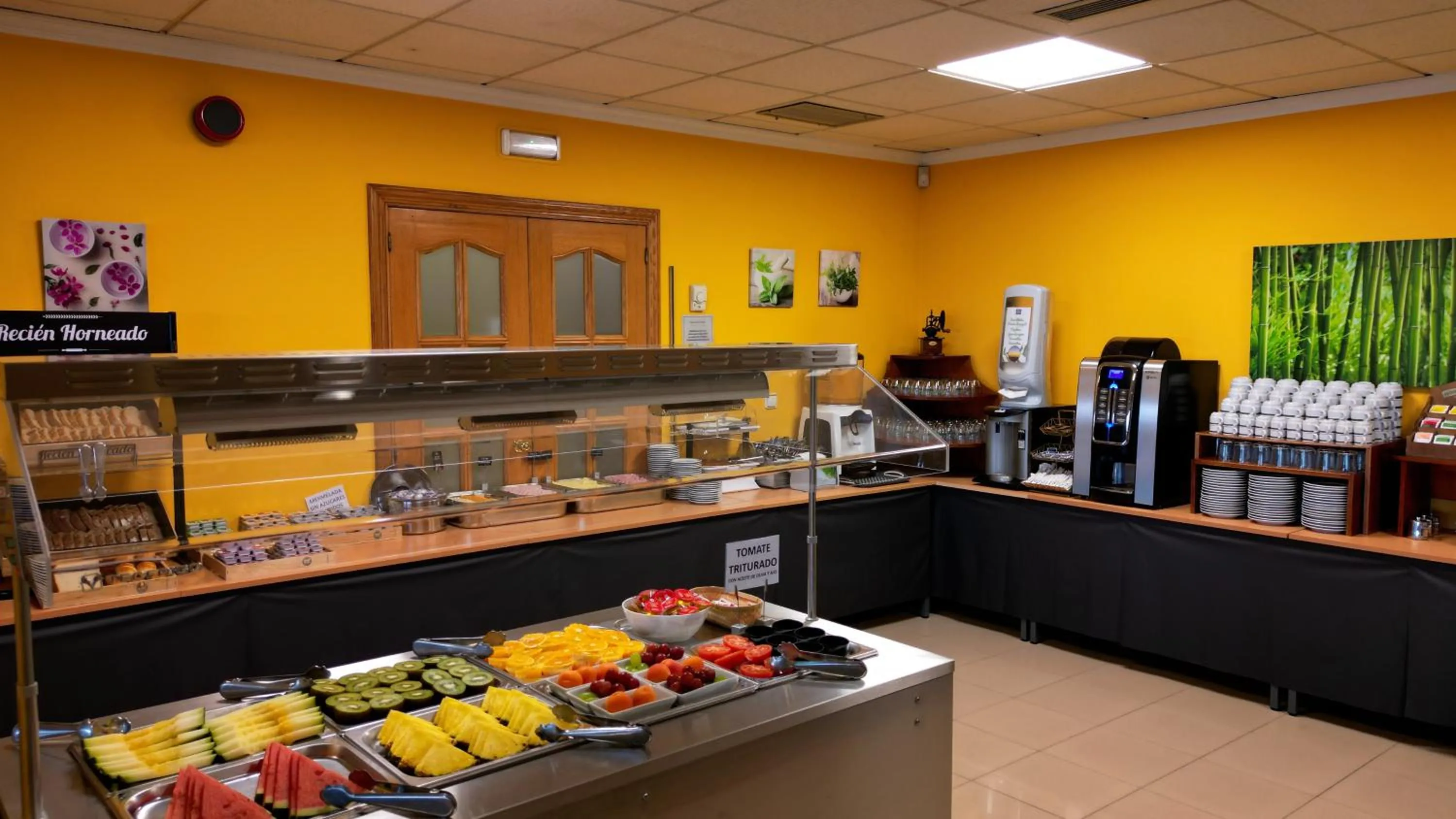 Buffet breakfast in Hotel Oca Vermar