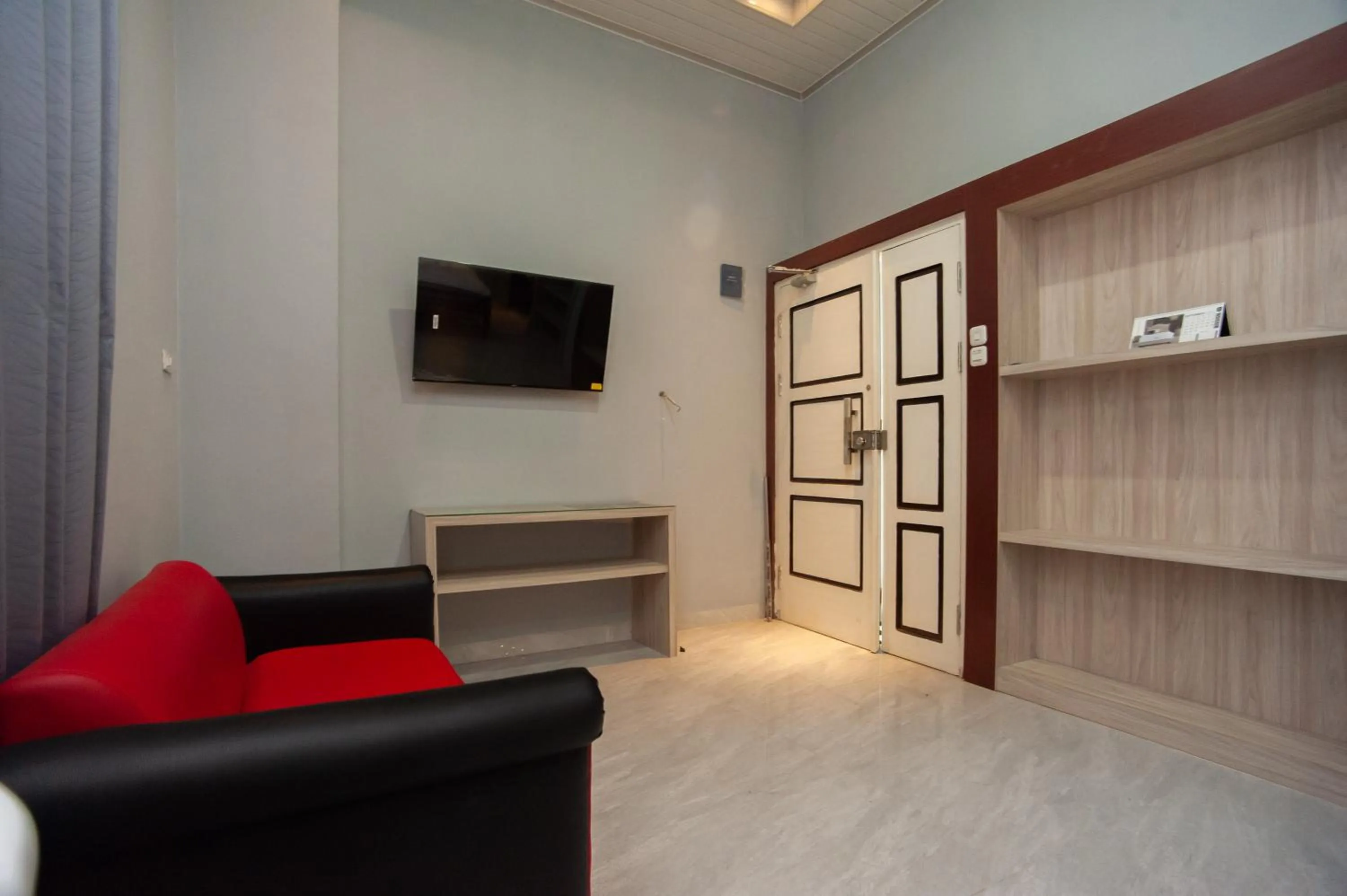 Communal lounge/ TV room in Urbanview Hotel Pangeran Palembang by RedDoorz
