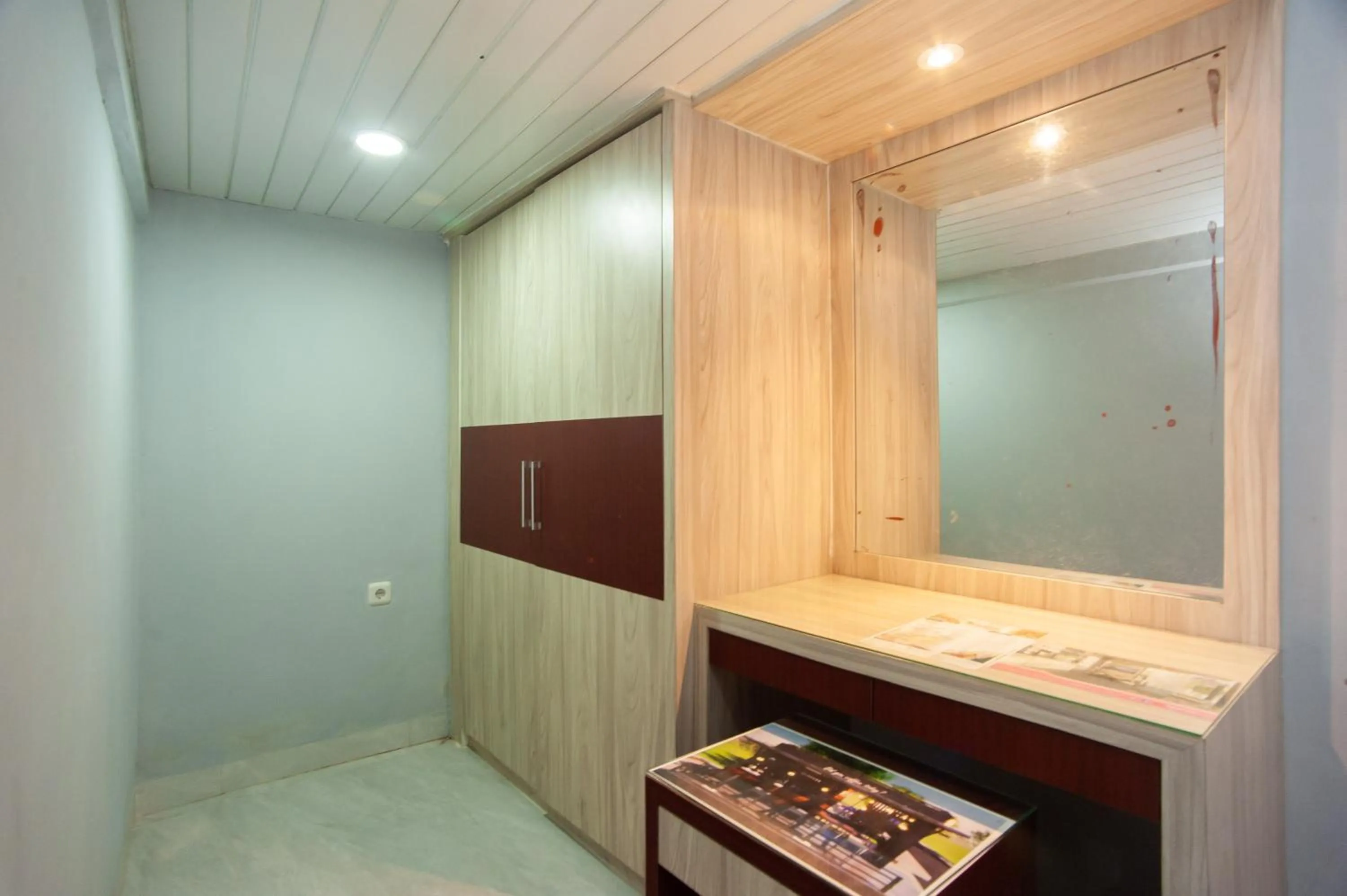 wardrobe in Urbanview Hotel Pangeran Palembang by RedDoorz