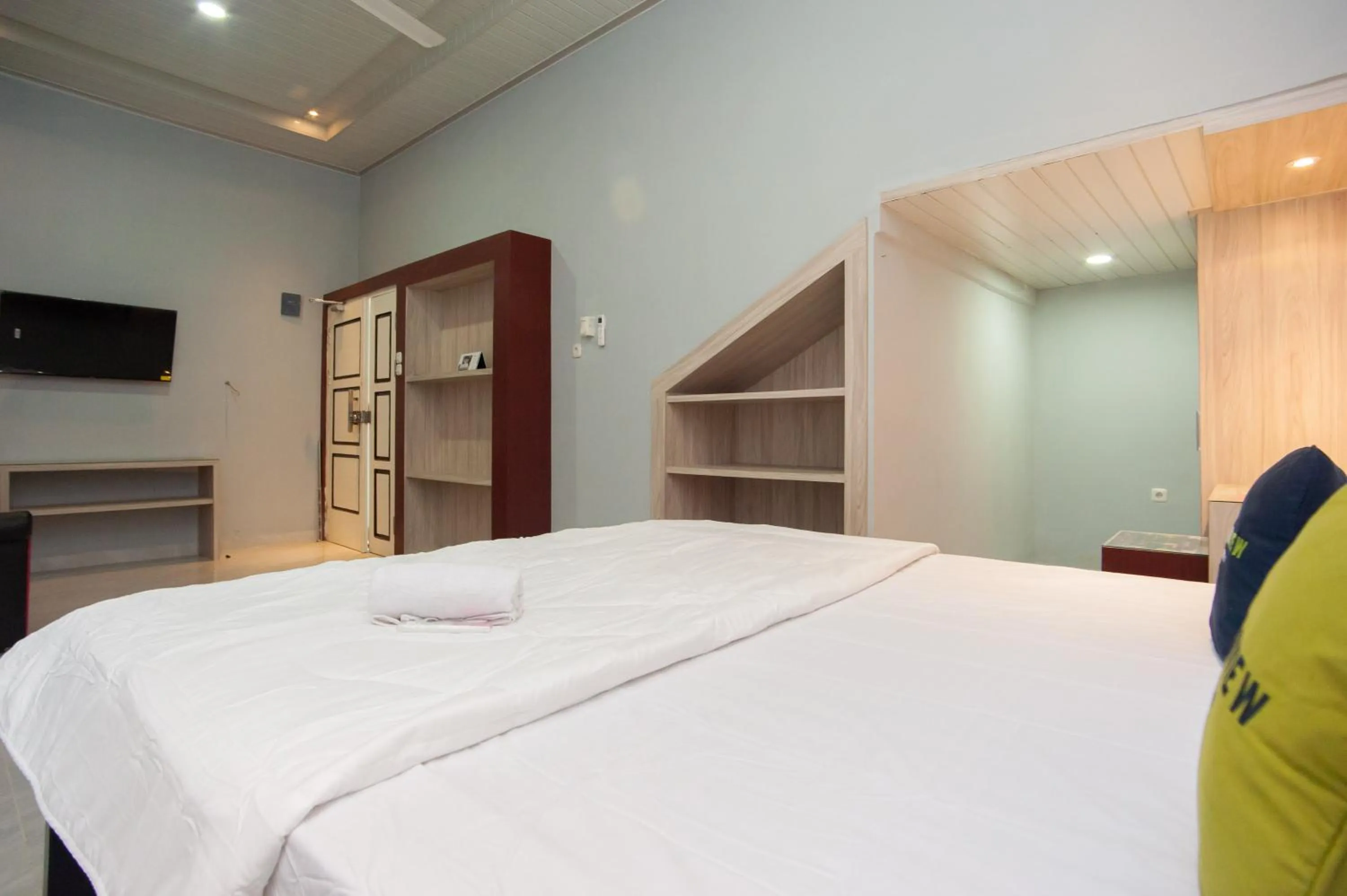 Bedroom, Bed in Urbanview Hotel Pangeran Palembang by RedDoorz