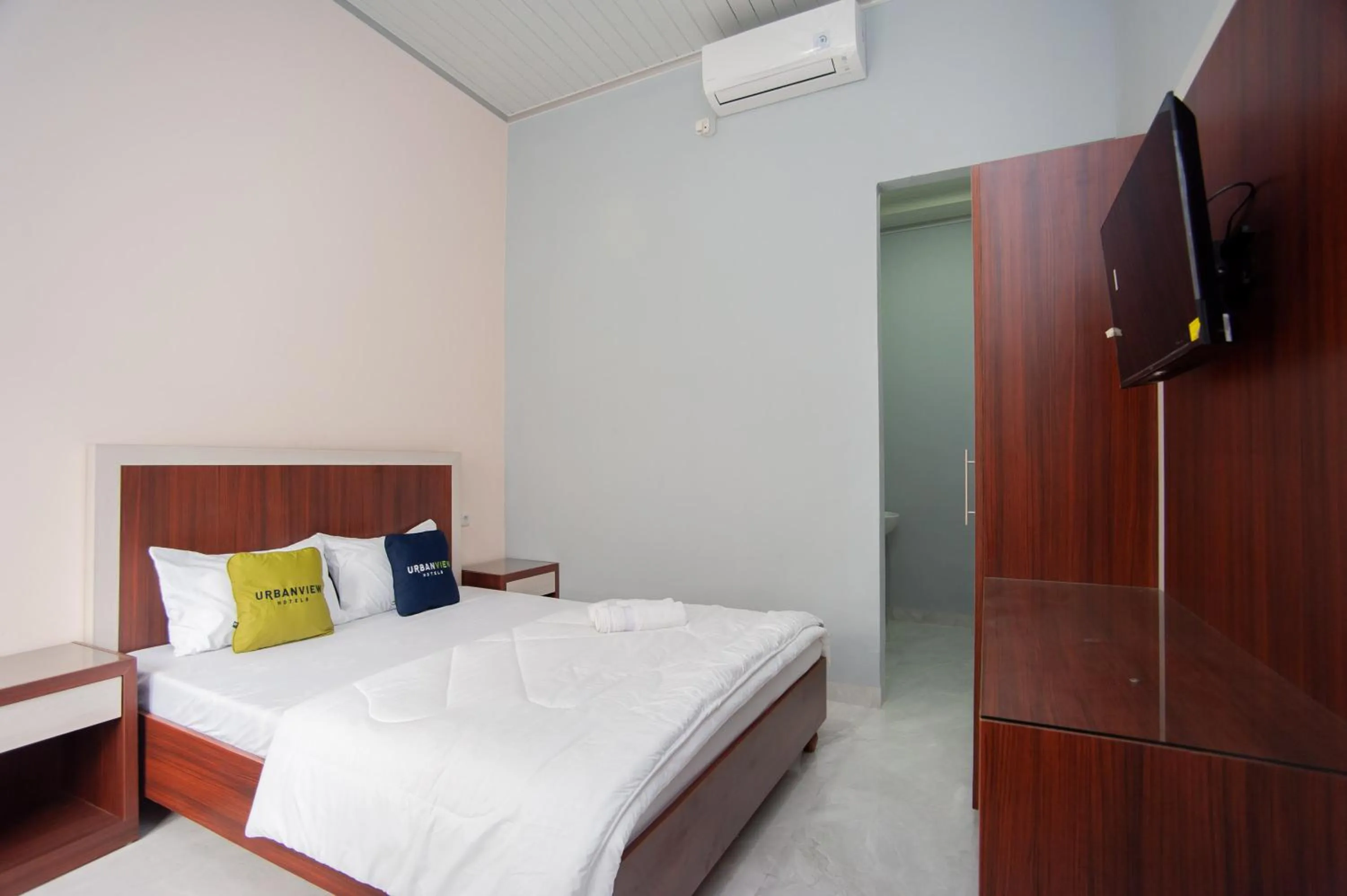Bedroom, Bed in Urbanview Hotel Pangeran Palembang by RedDoorz