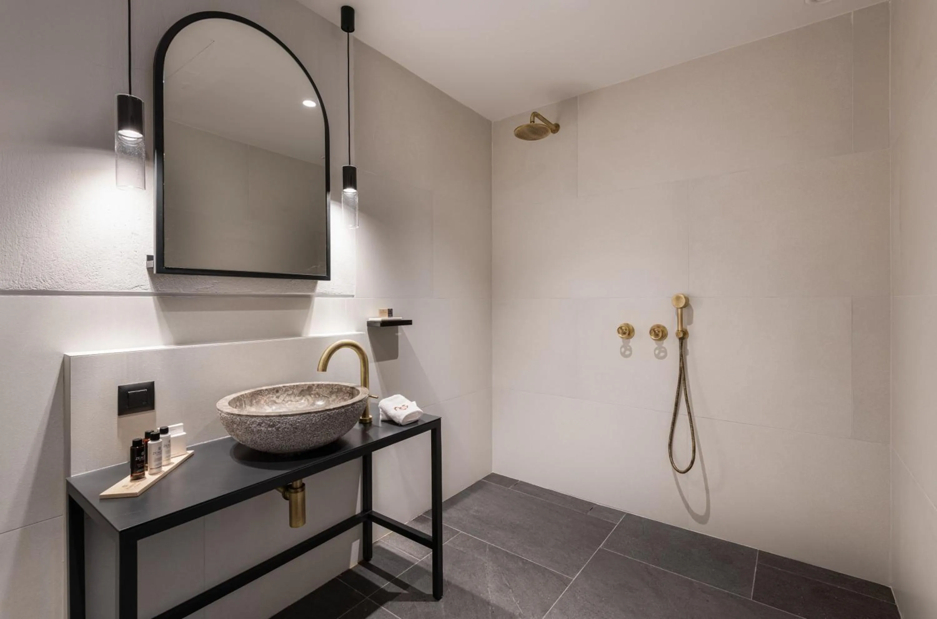 Shower in Unedo All Seasons Boutique Hotel