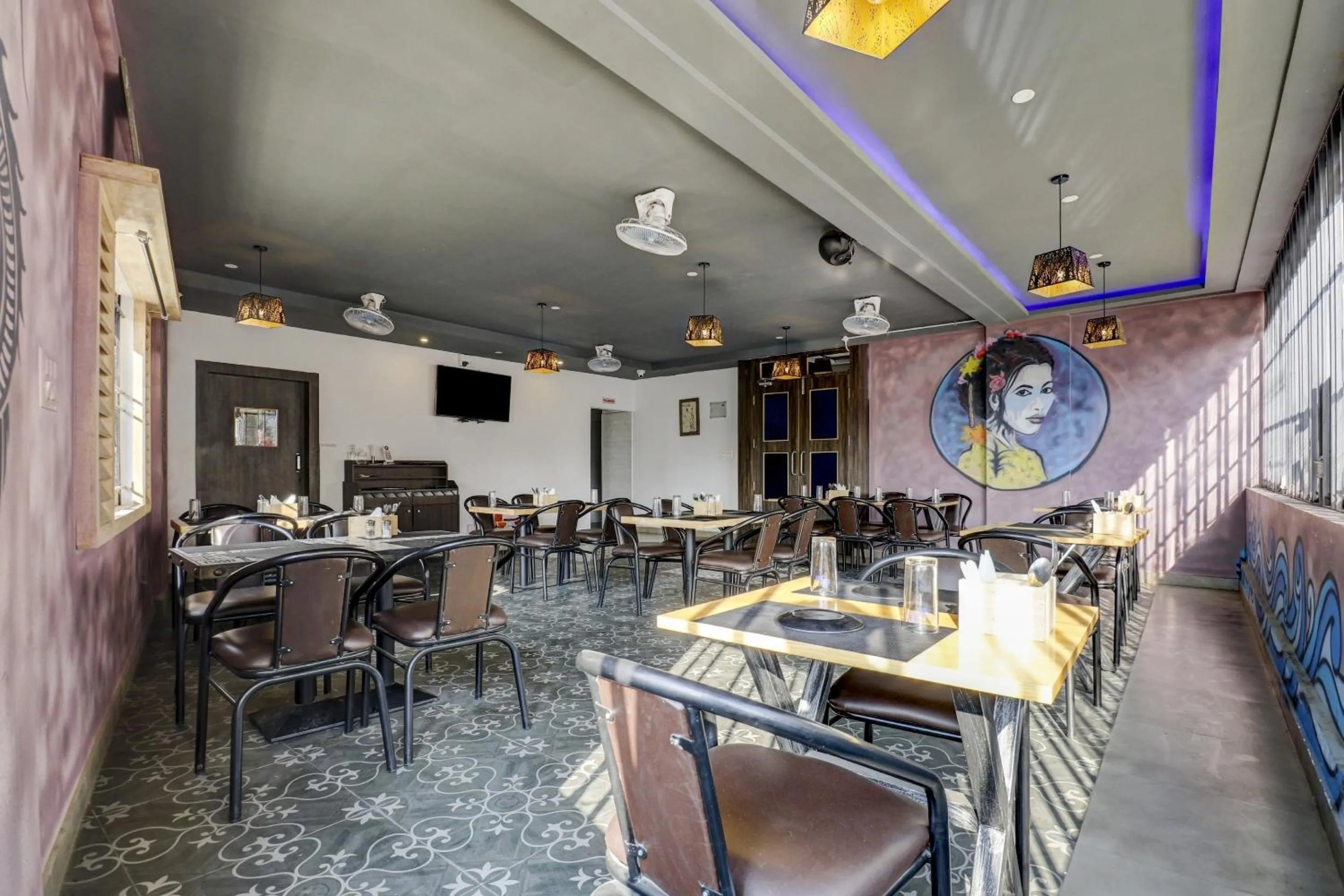 Restaurant/places to eat in Hotel O Canton Hotel