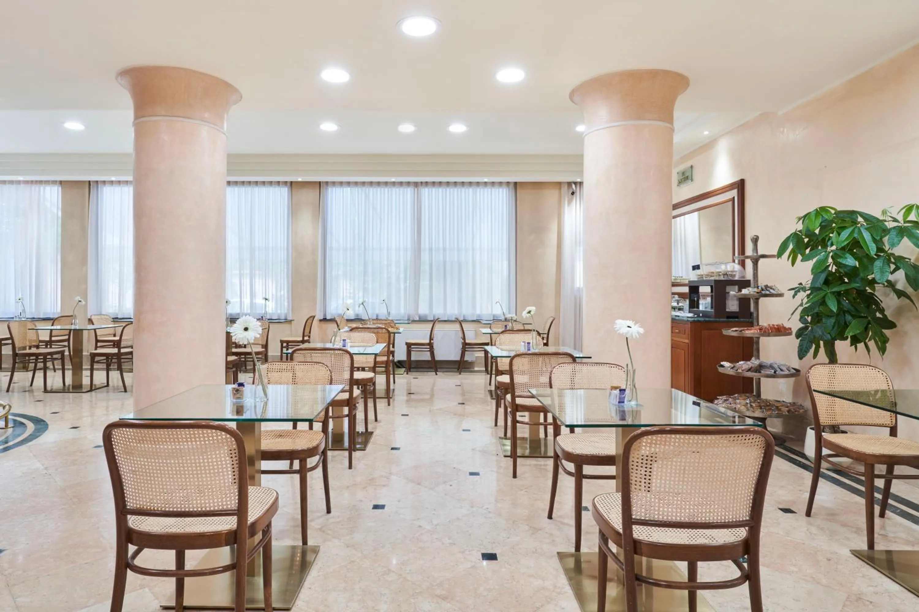 Restaurant/places to eat in Hotel Cyrano