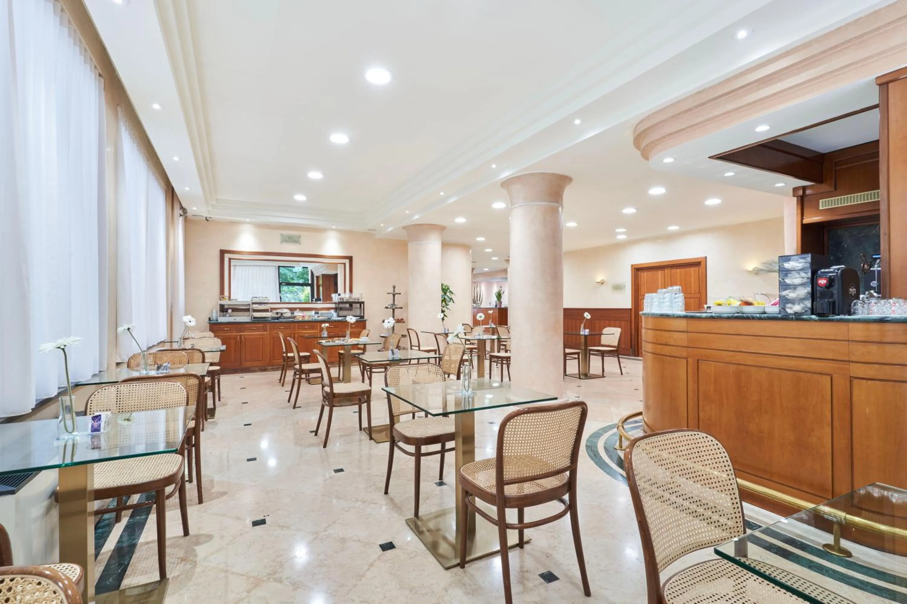 Lounge or bar in Hotel Cyrano