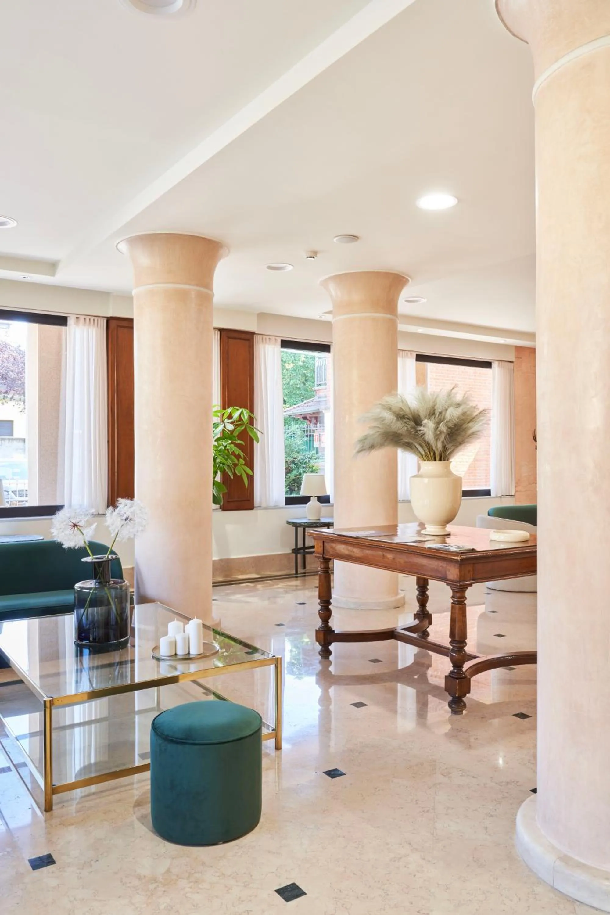 Lobby or reception in Hotel Cyrano