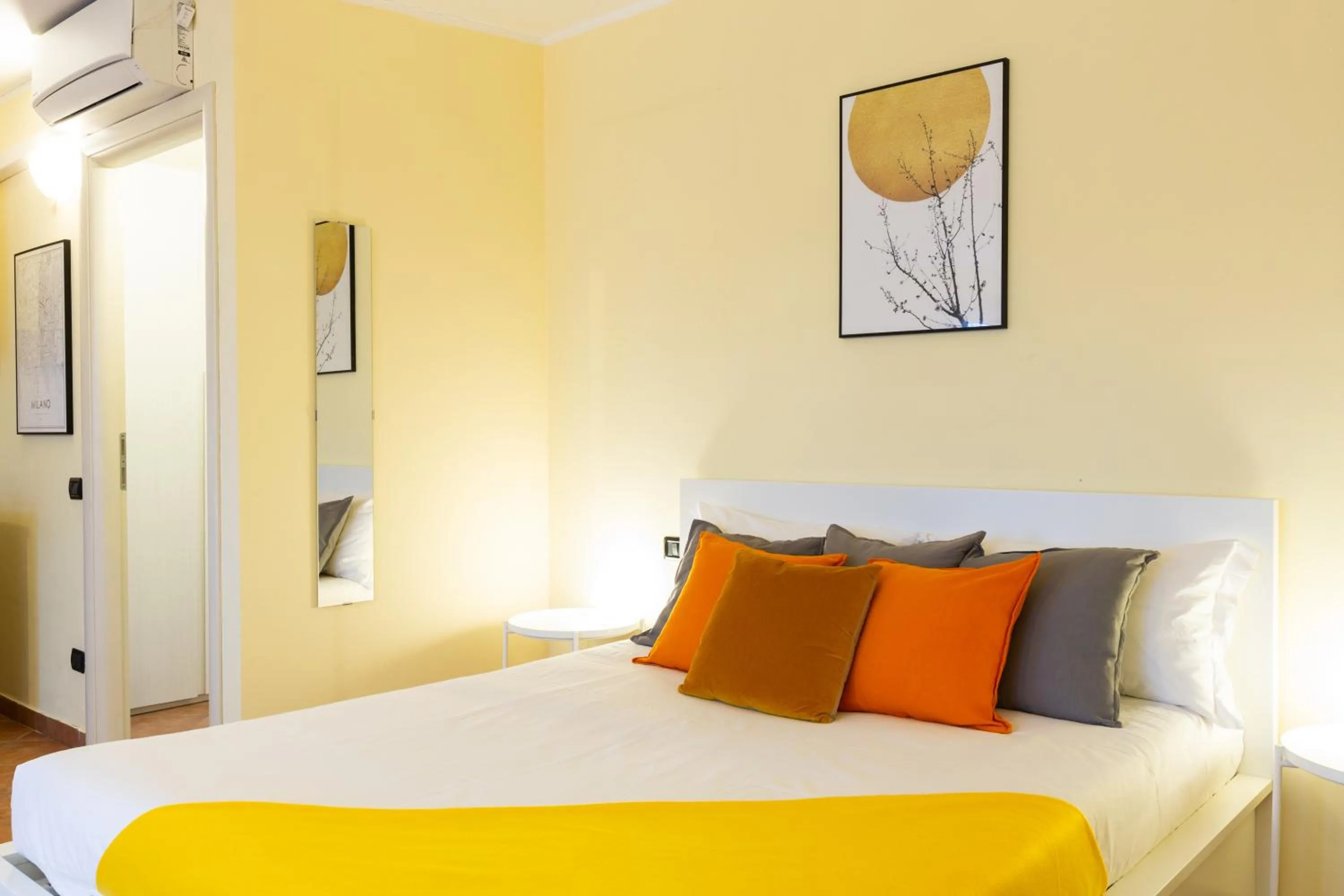 Bed in Gorla Skyline - Top Floor Apartment