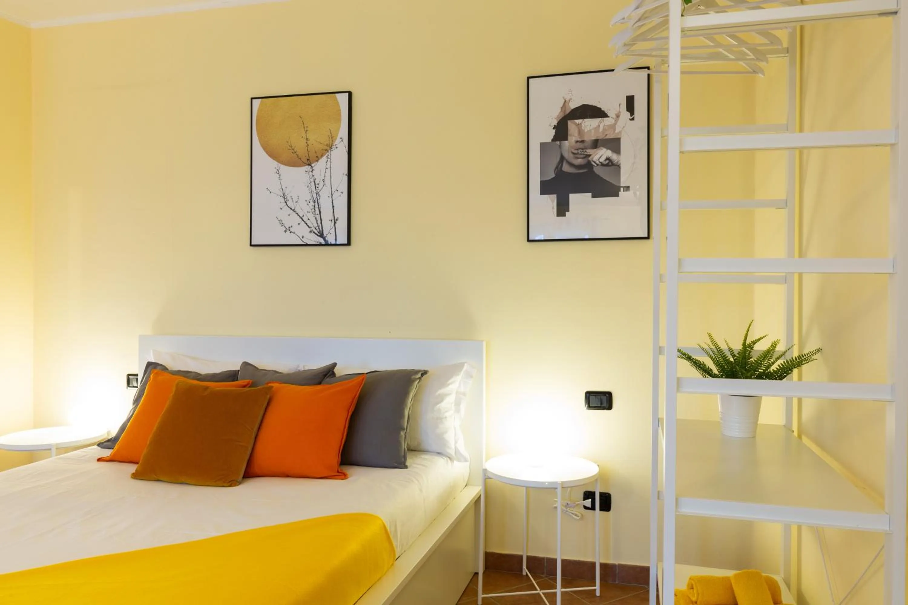 Bed in Gorla Skyline - Top Floor Apartment