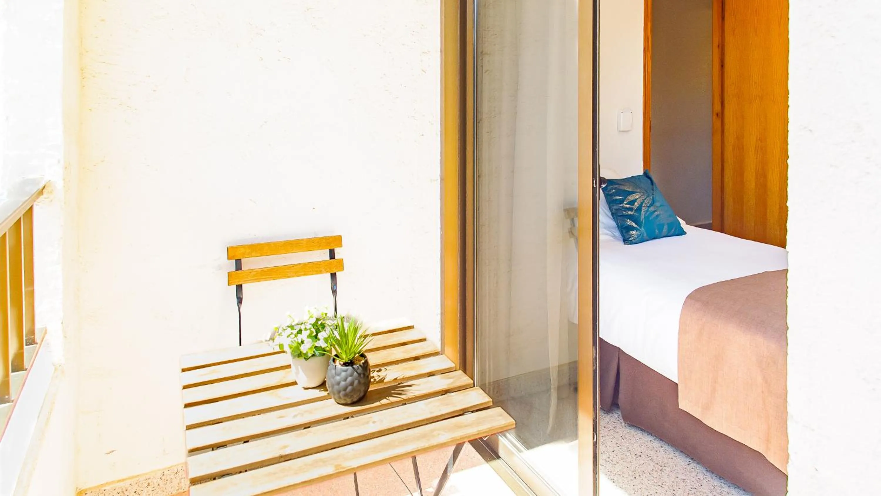 Balcony/Terrace, Bed in Hotel Eden Mar