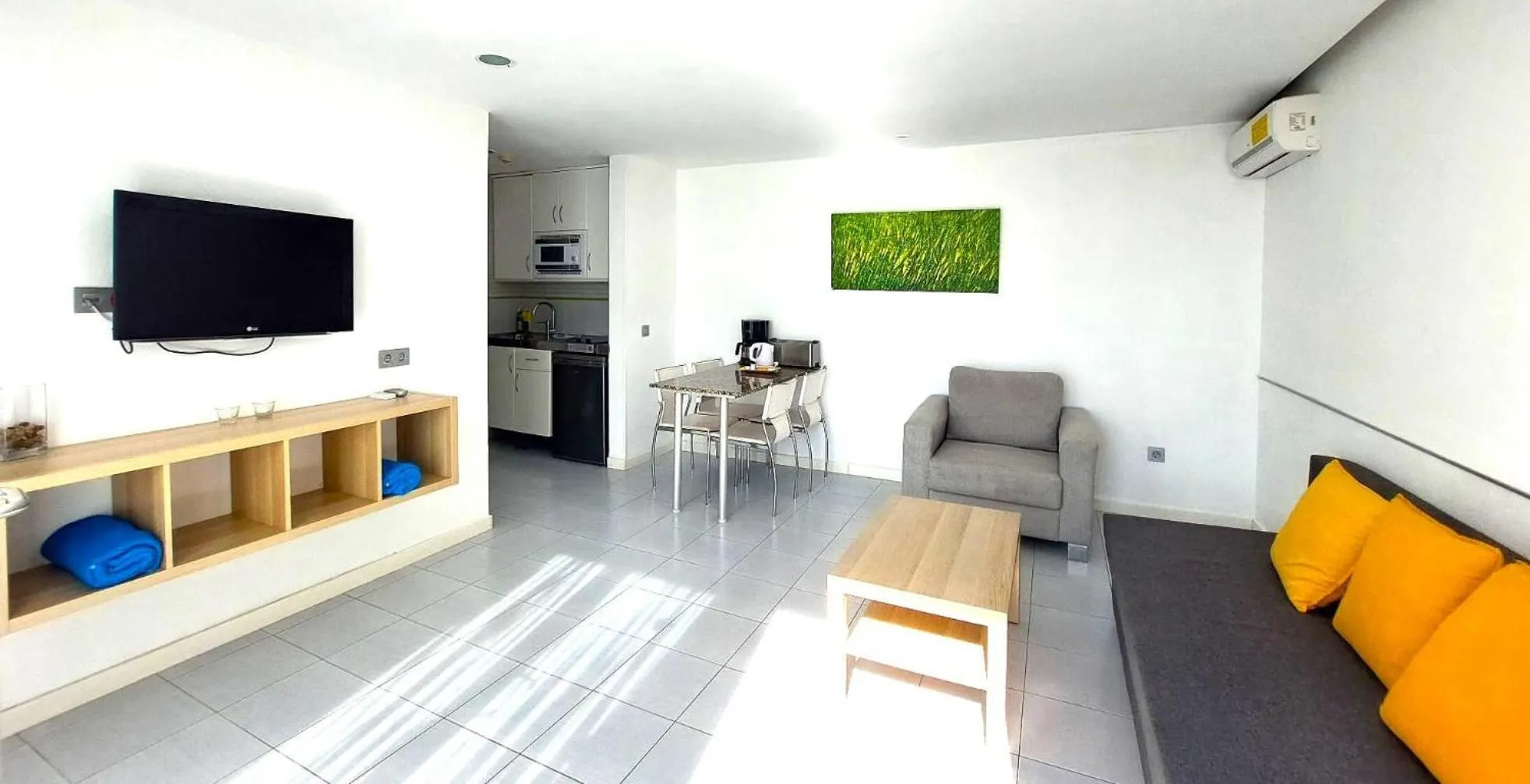 Photo of the whole room in Servatur Riosol