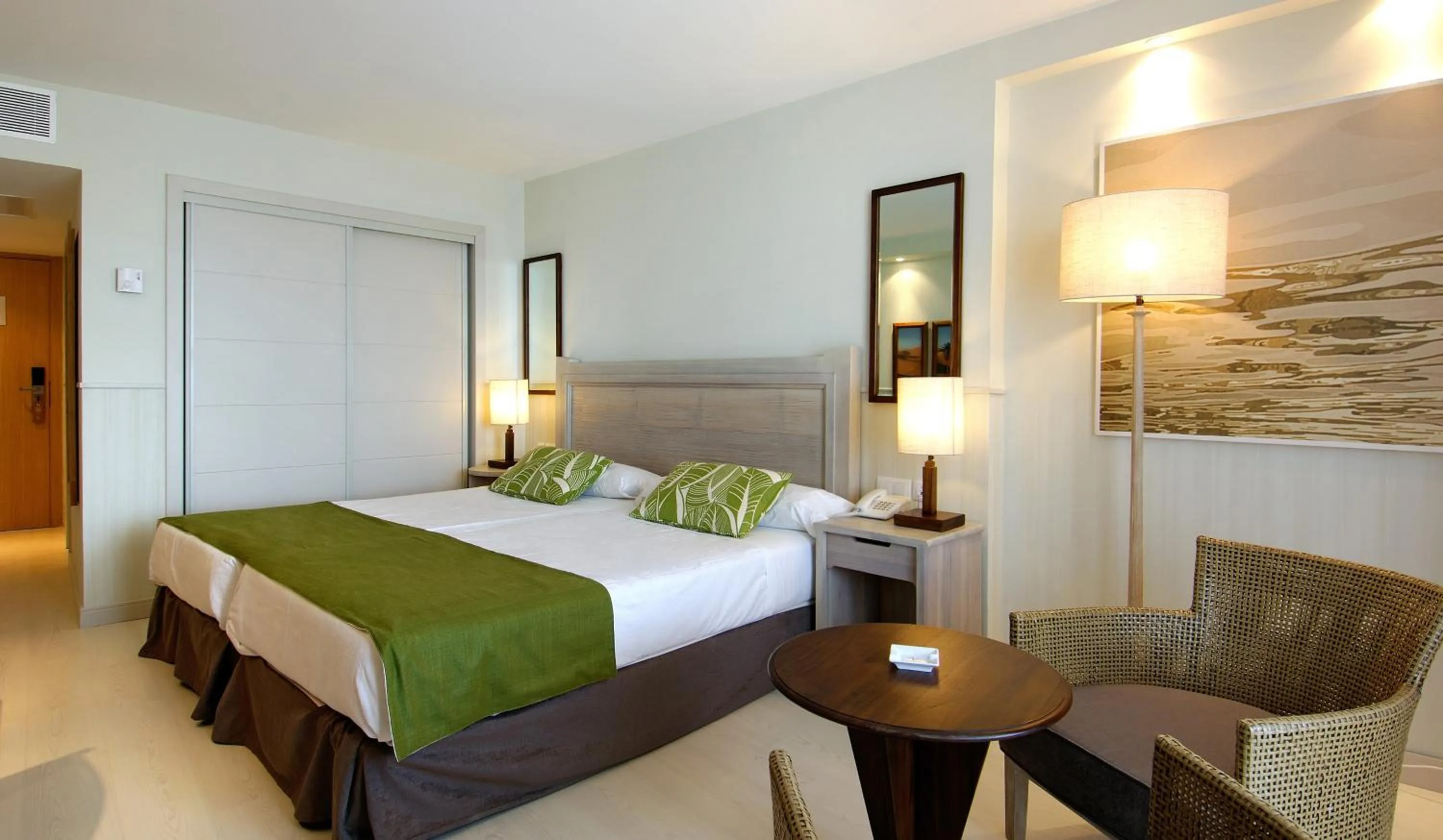 Photo of the whole room in Hotel Tenerife Golf & Seaview