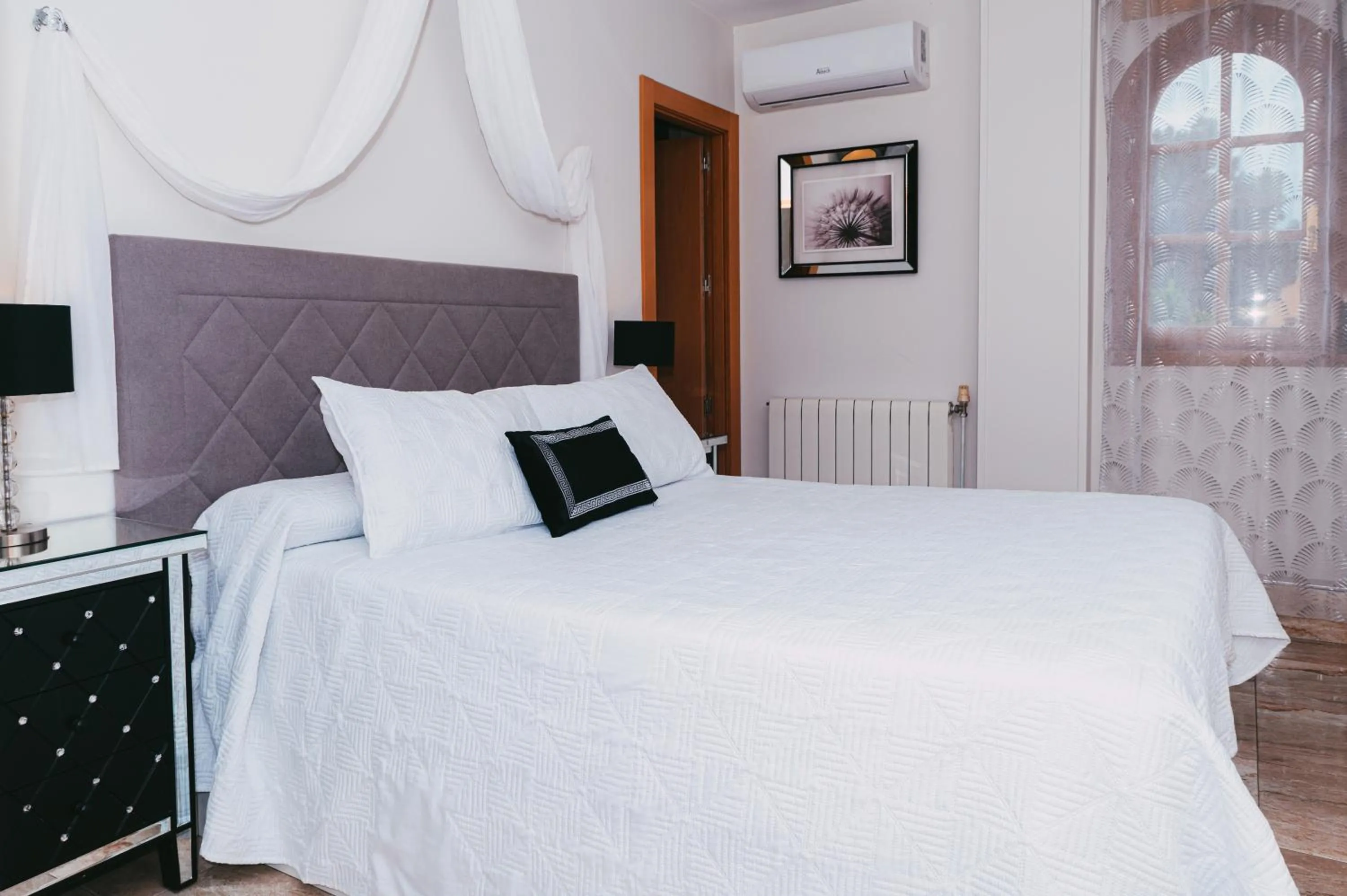 Bed in Hostal Mont Royal