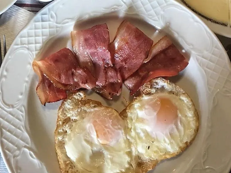 Food and drinks in Hostal Mont Royal