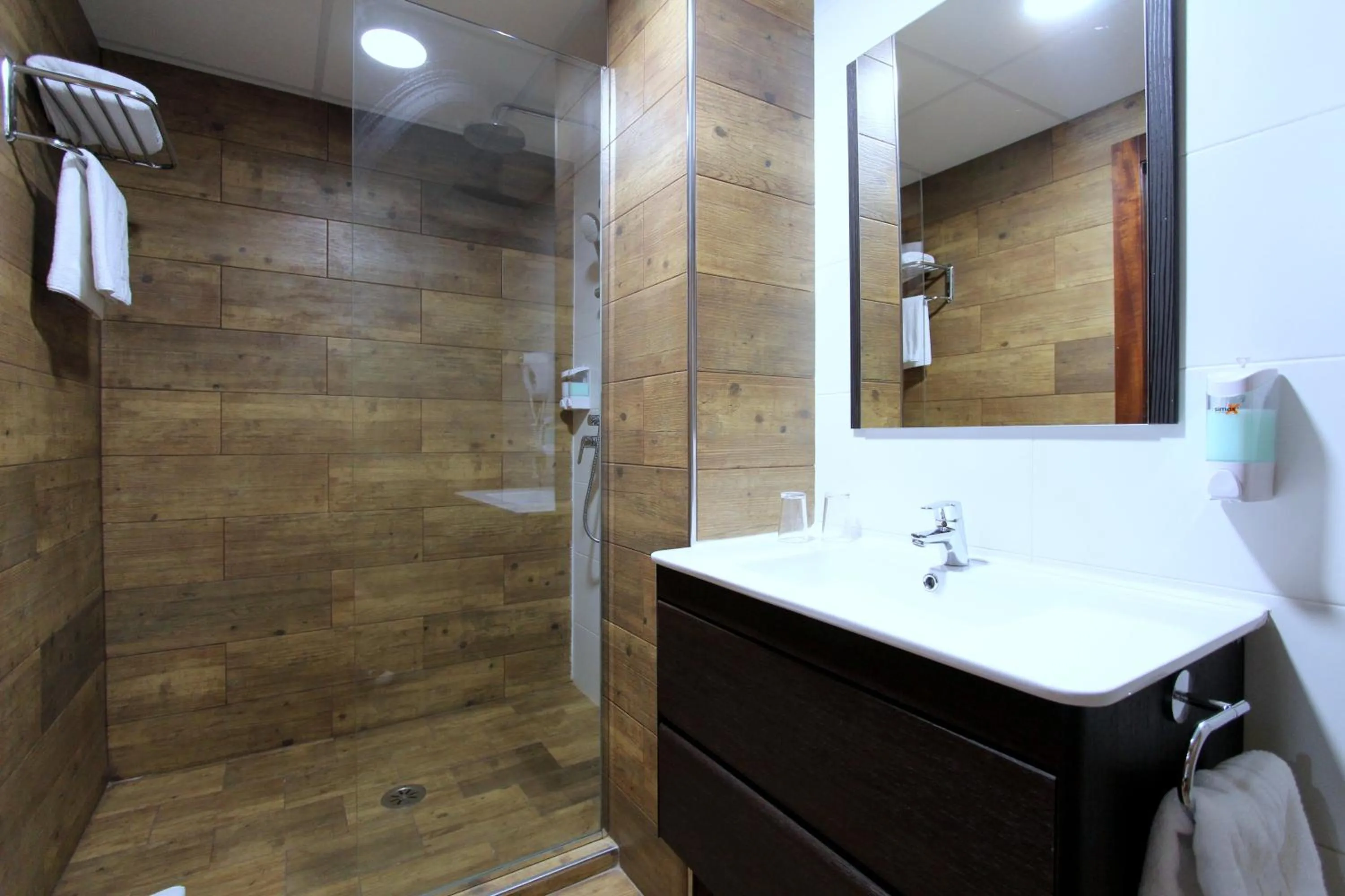 Shower in Hostal Mont Royal