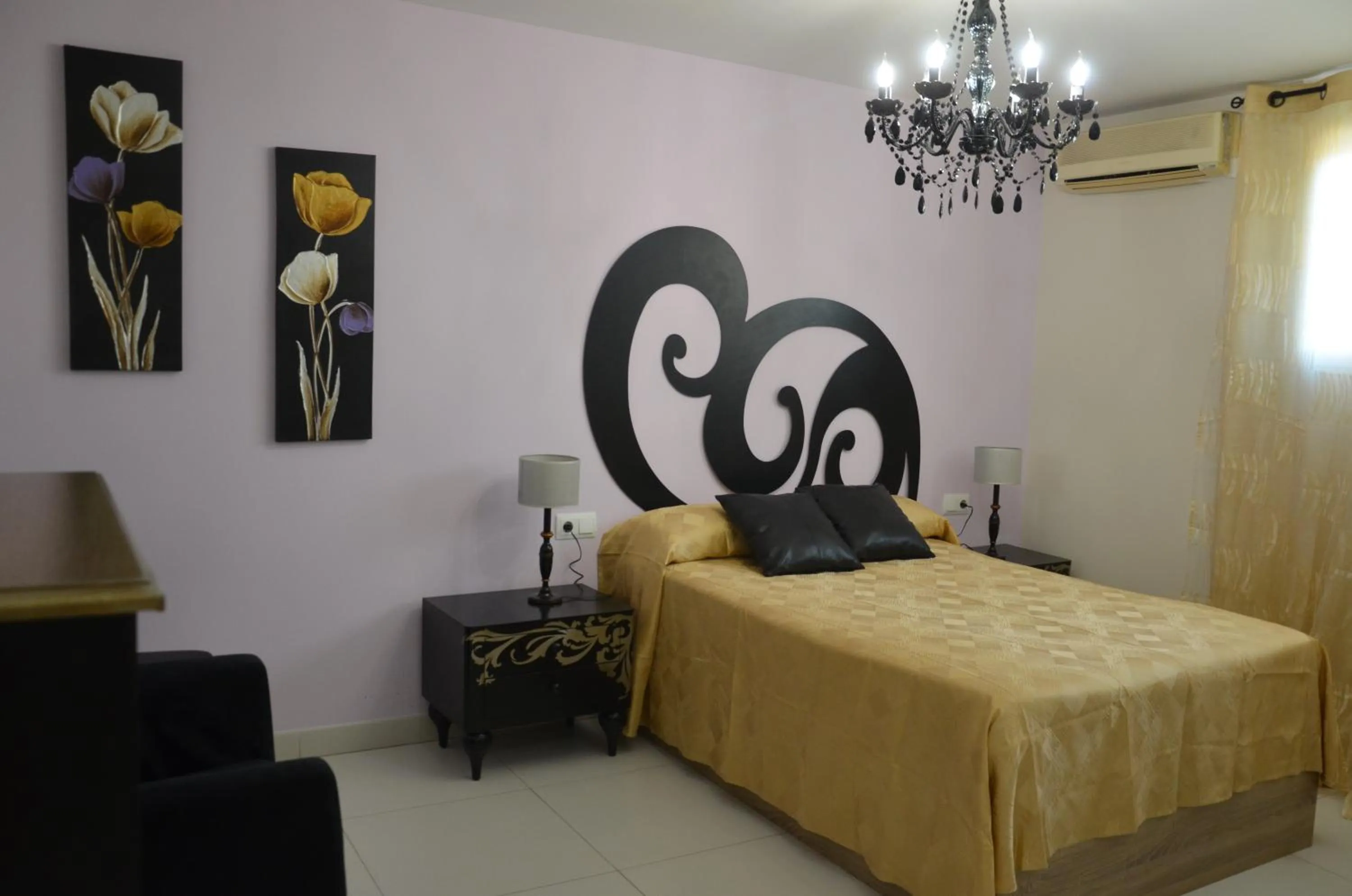 Bed in Hostal Mont Royal