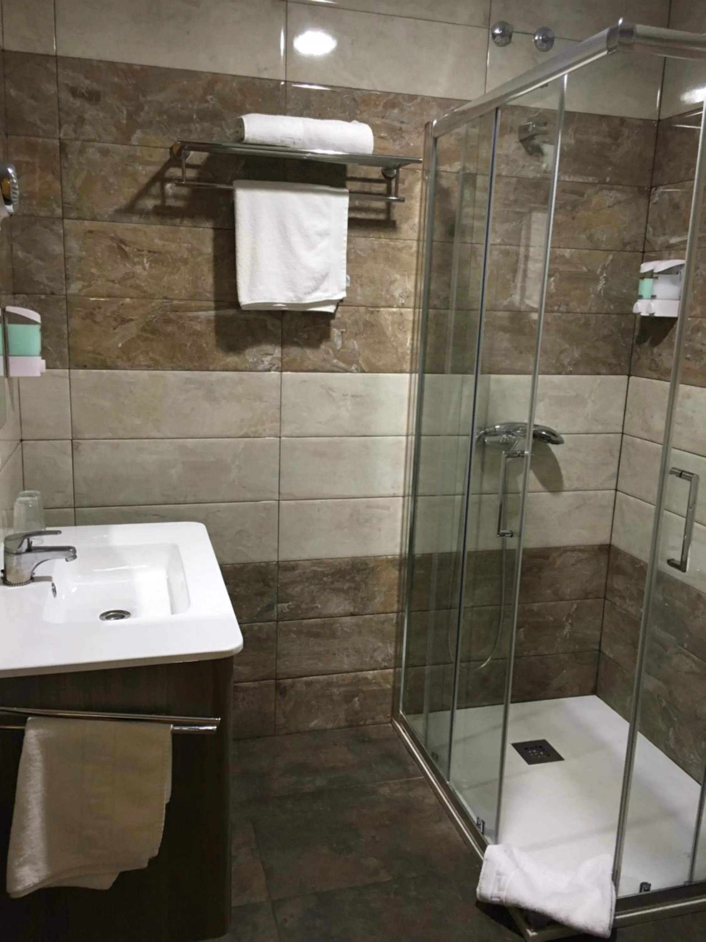 Bathroom in Hostal Mont Royal