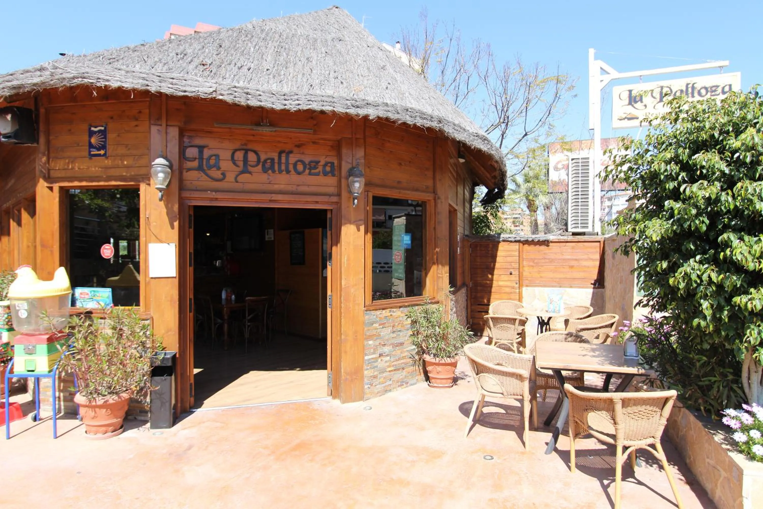 Restaurant/places to eat in Hostal Mont Royal