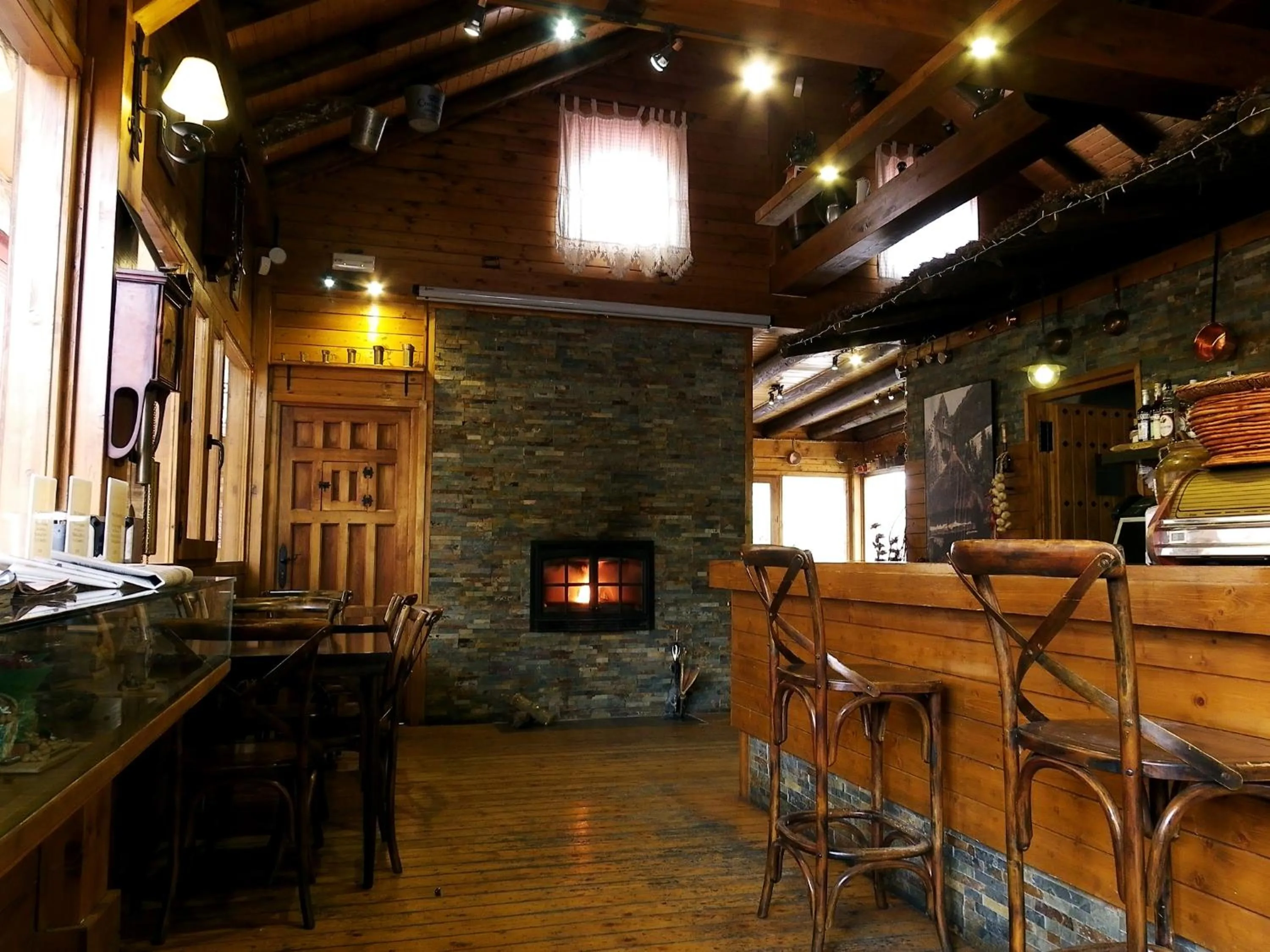 Restaurant/places to eat in Hostal Mont Royal