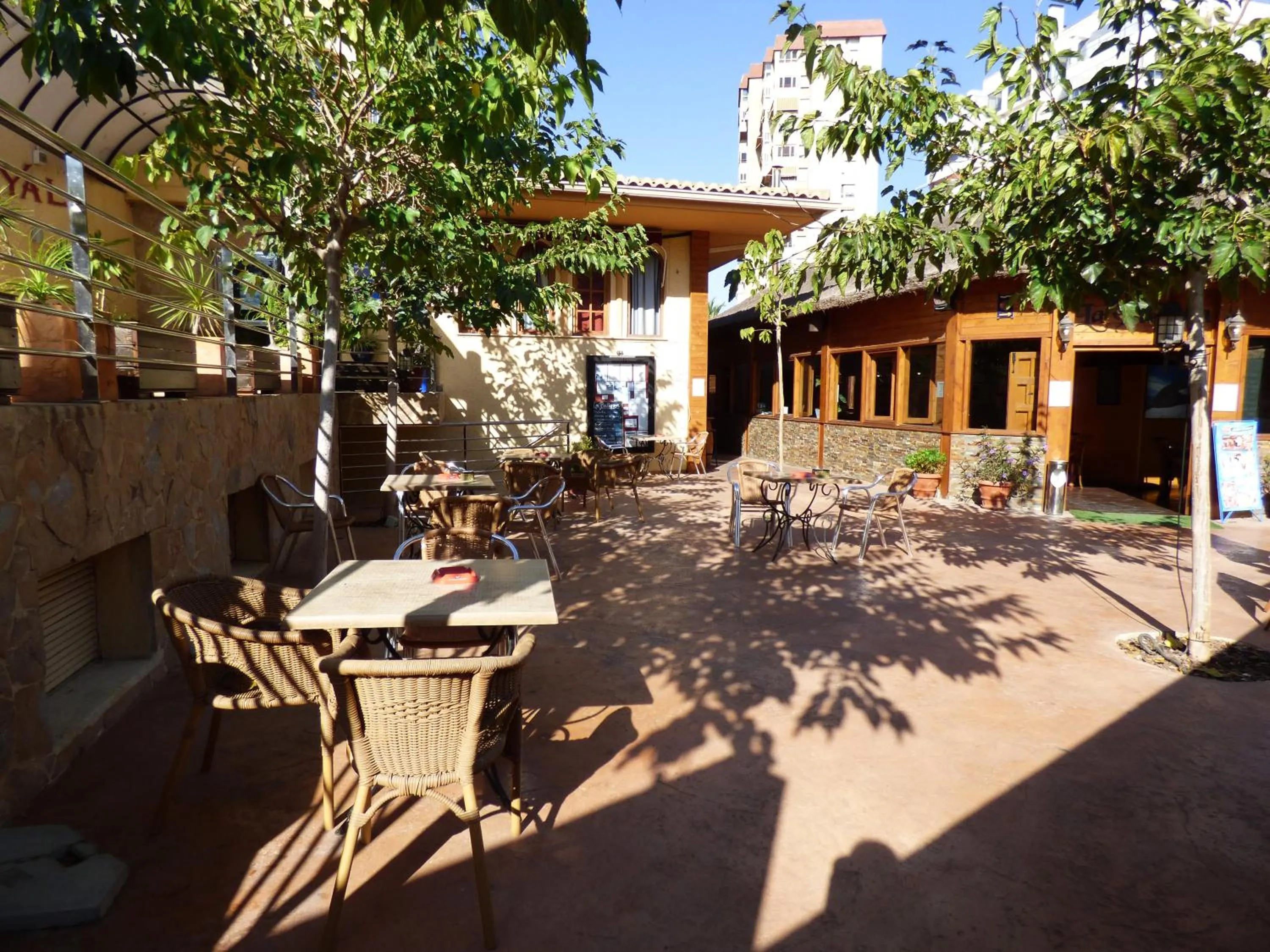 Restaurant/places to eat in Hostal Mont Royal