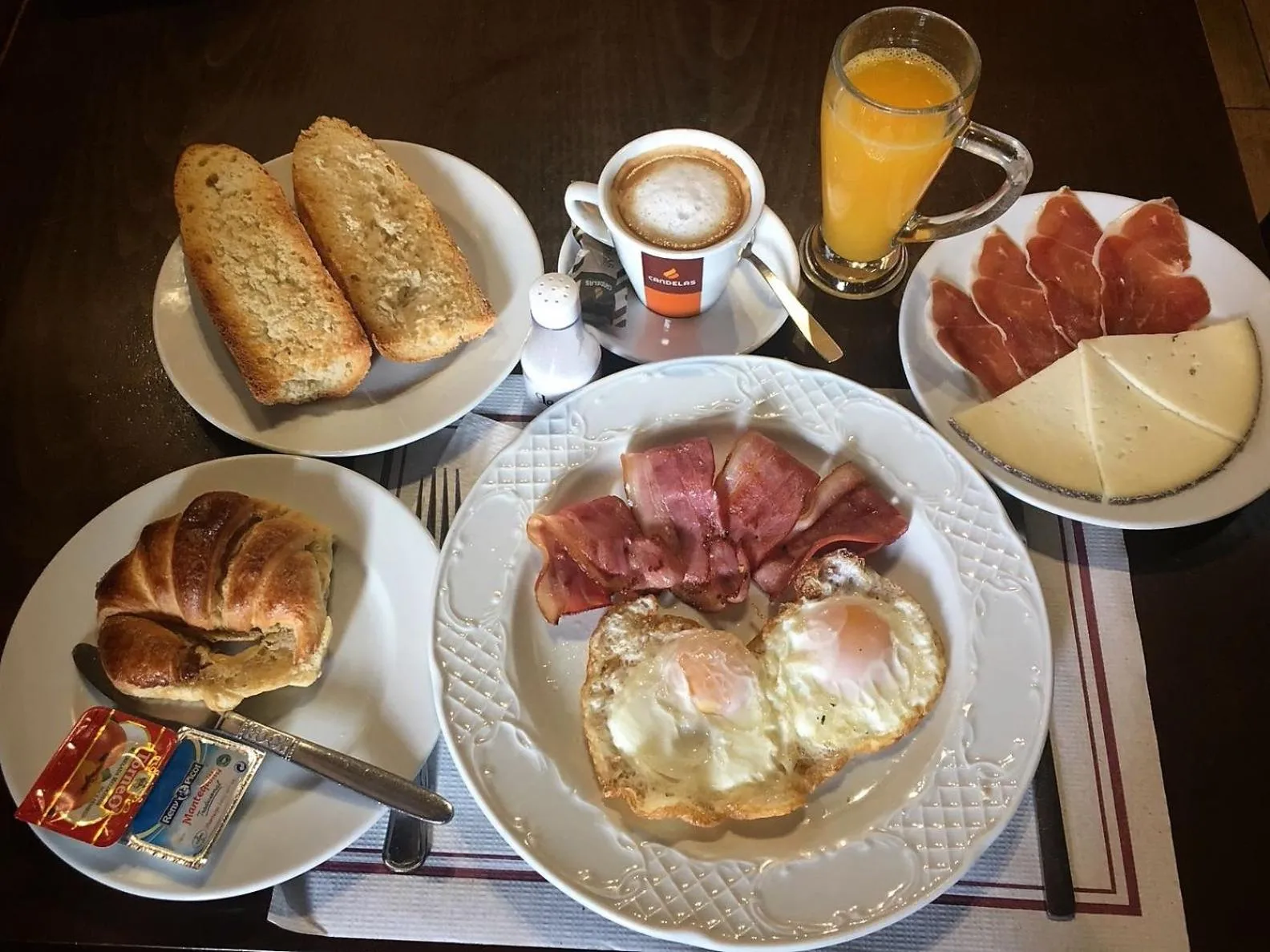 Food and drinks in Hostal Mont Royal