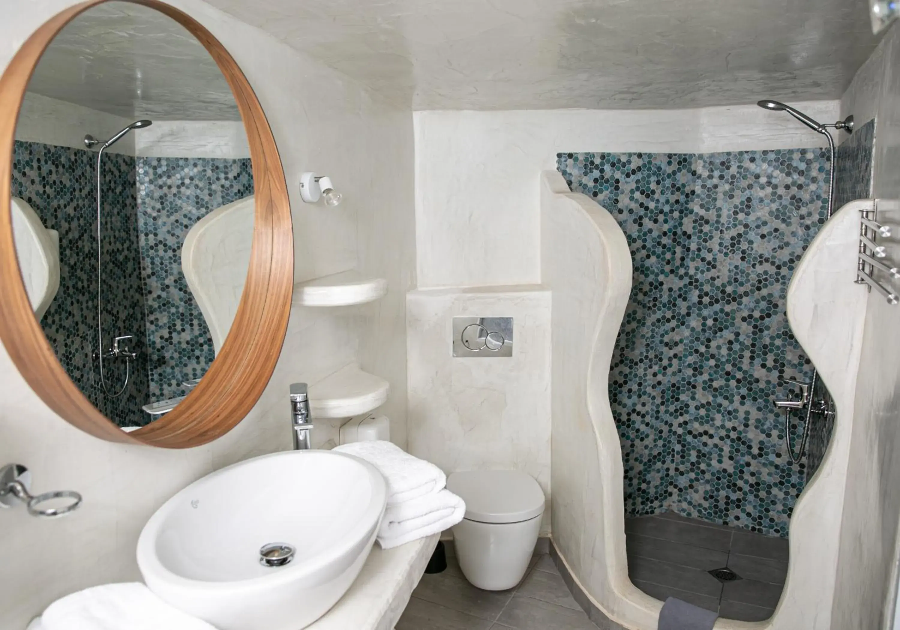 Honeymoon Cave Suite with Hot Tub and Sunset View in Vogue Suites Honeymoon Cave Suite with Hot Tub and Sunset View in Vogue Suites