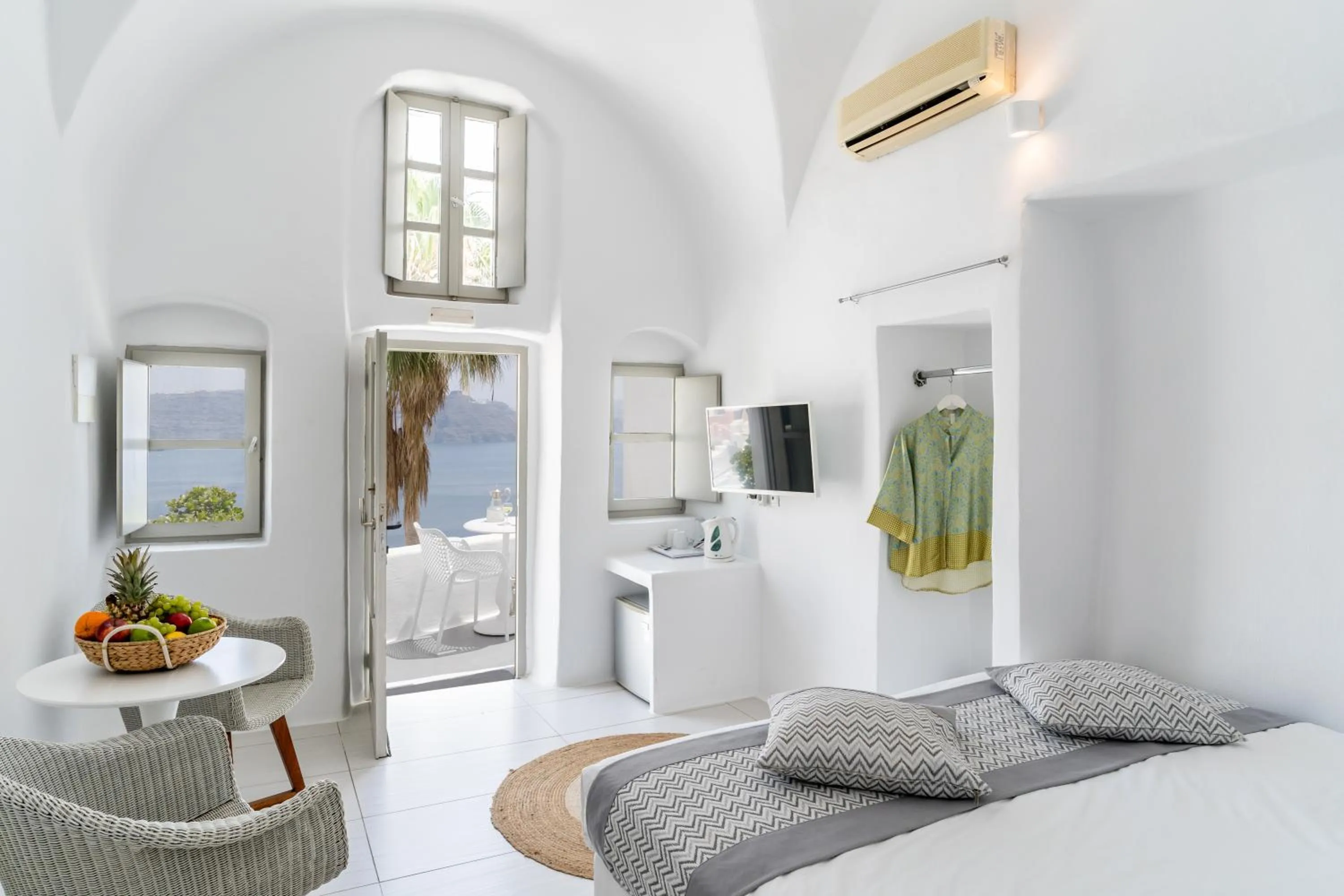 Photo of the whole room, Bed in Vogue Suites