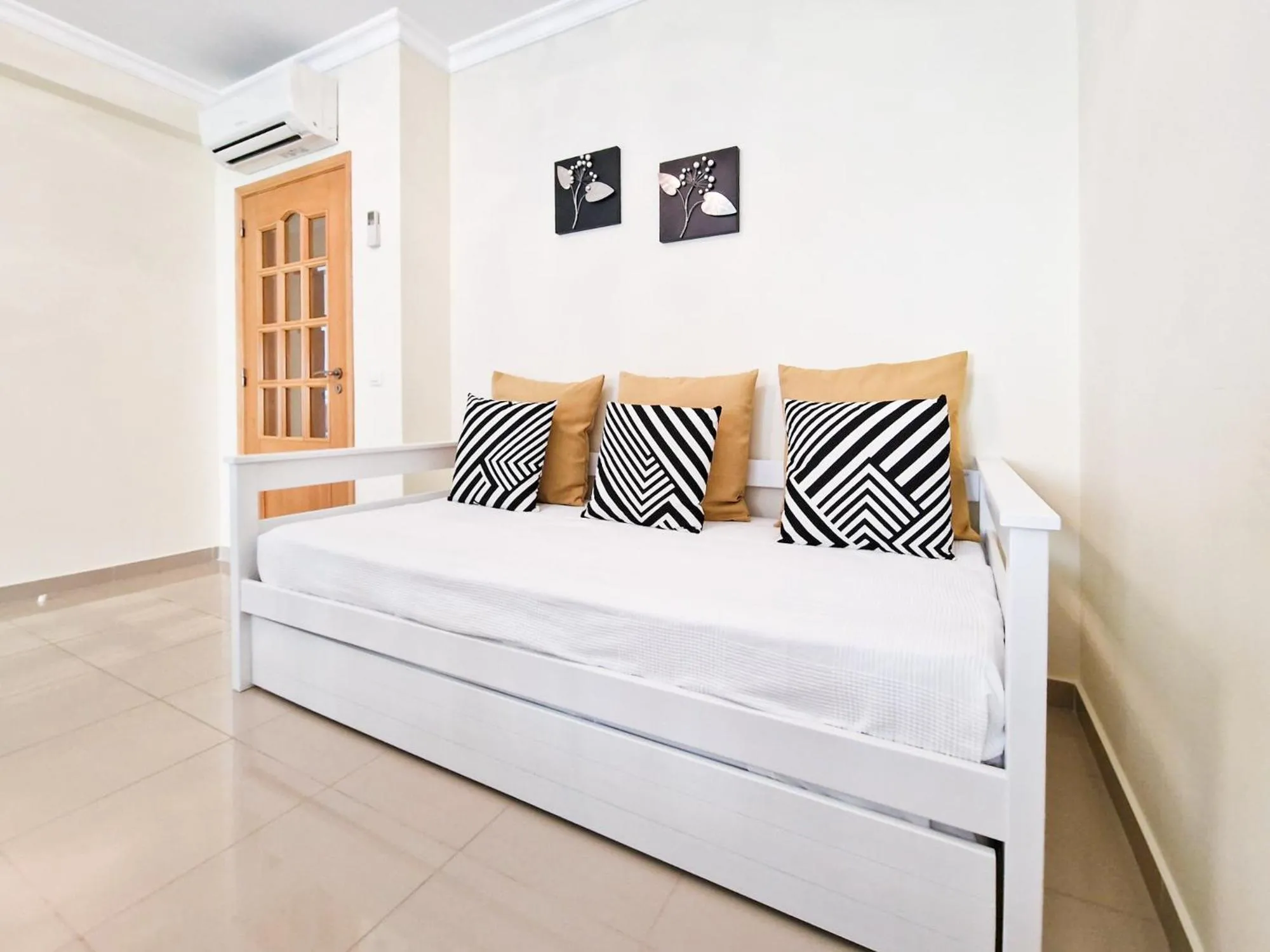 Communal lounge/ TV room, Bed in Apartment Rocha Oceano Azul Charming
