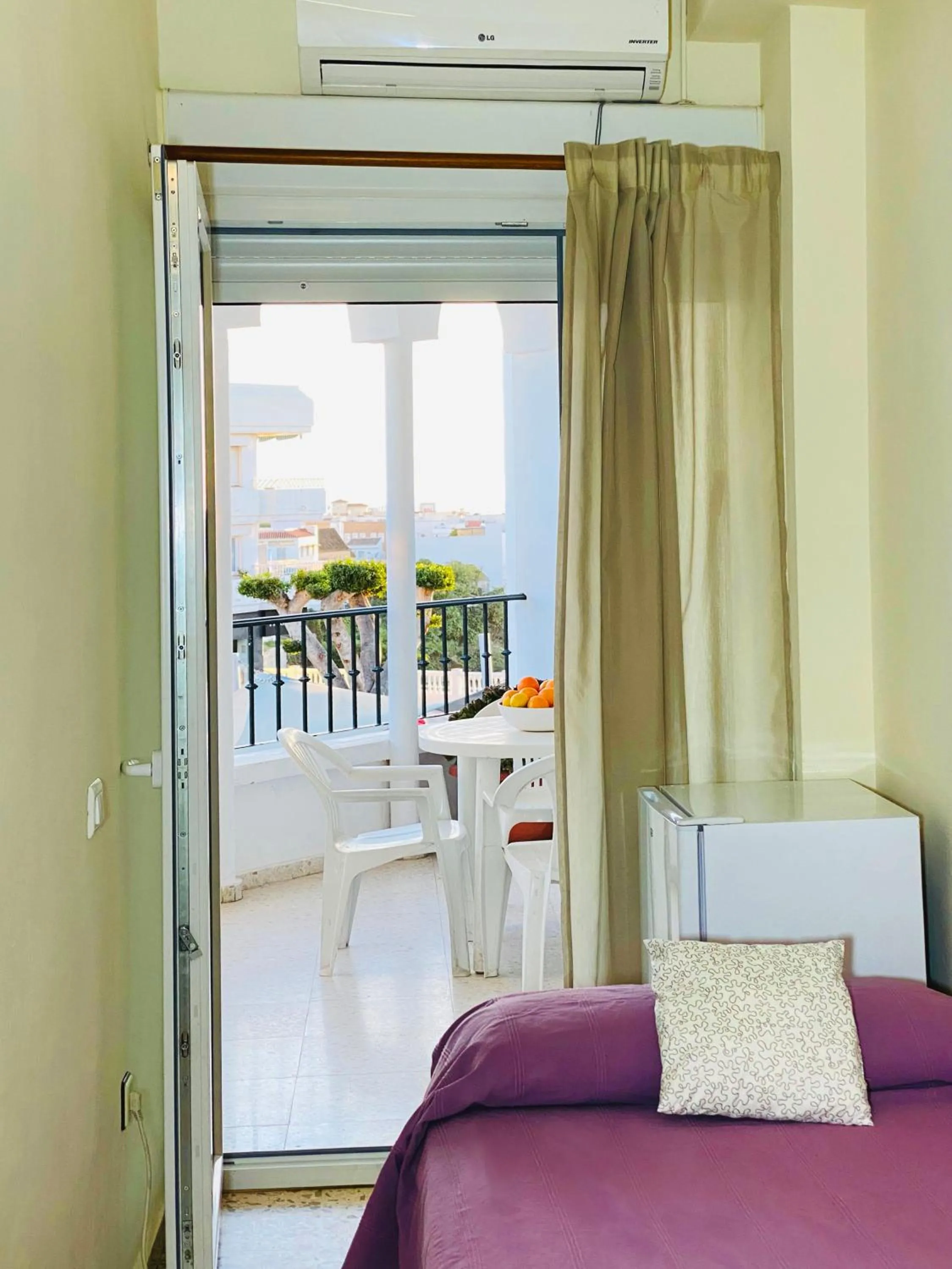 Balcony/Terrace, Bed in Hostal Azahara