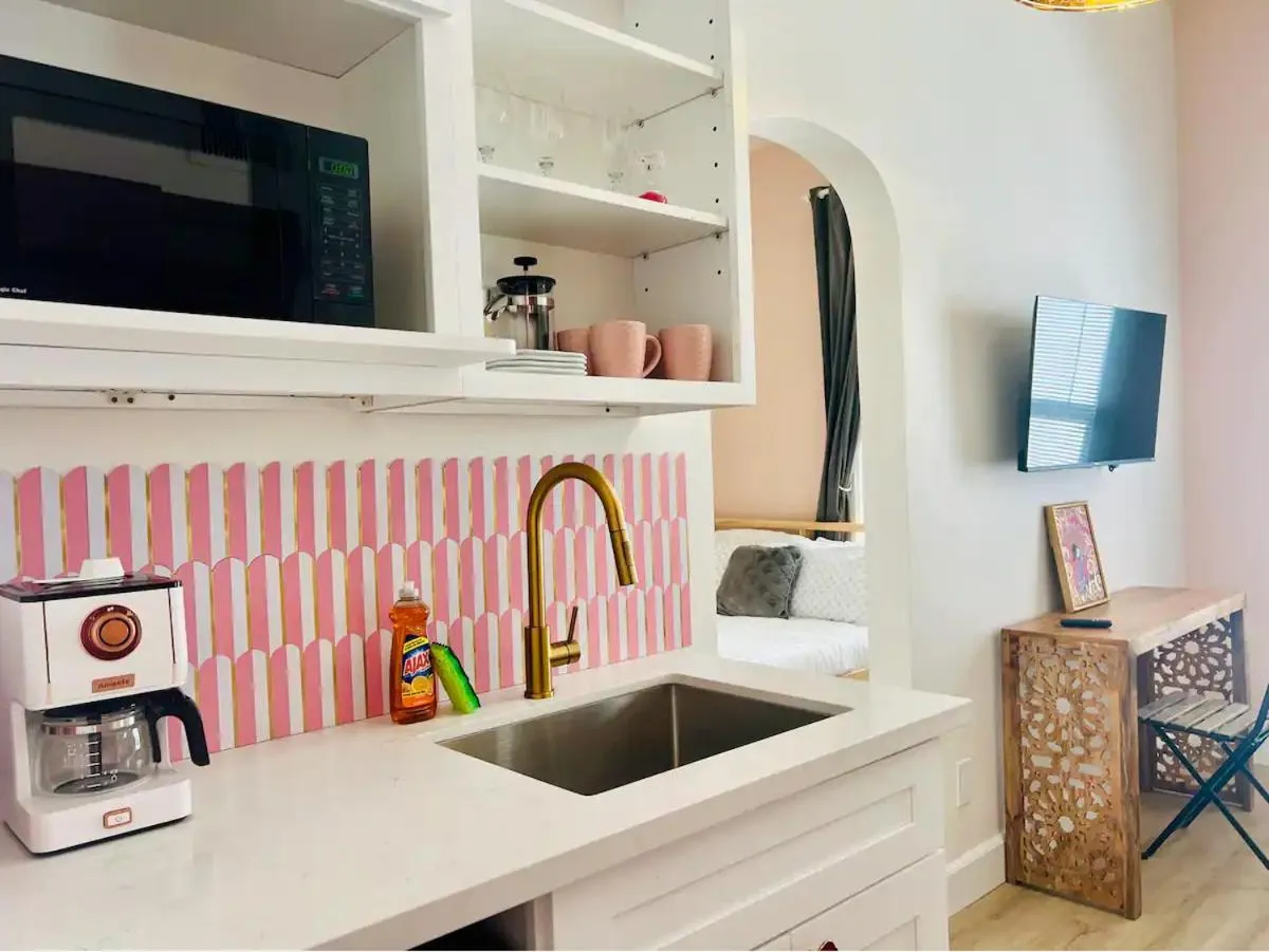 Coffee/tea facilities in Somerset Hotel