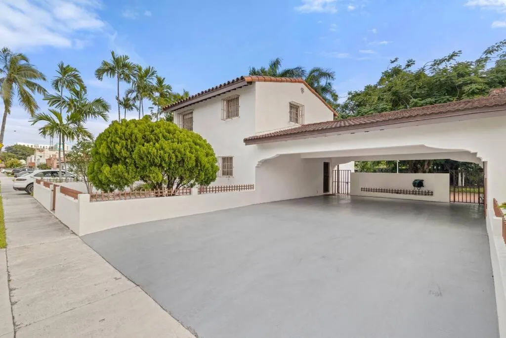 Property building in Little Havana Retreat - Newly remodeled Villa by Loan Depot Stadium!