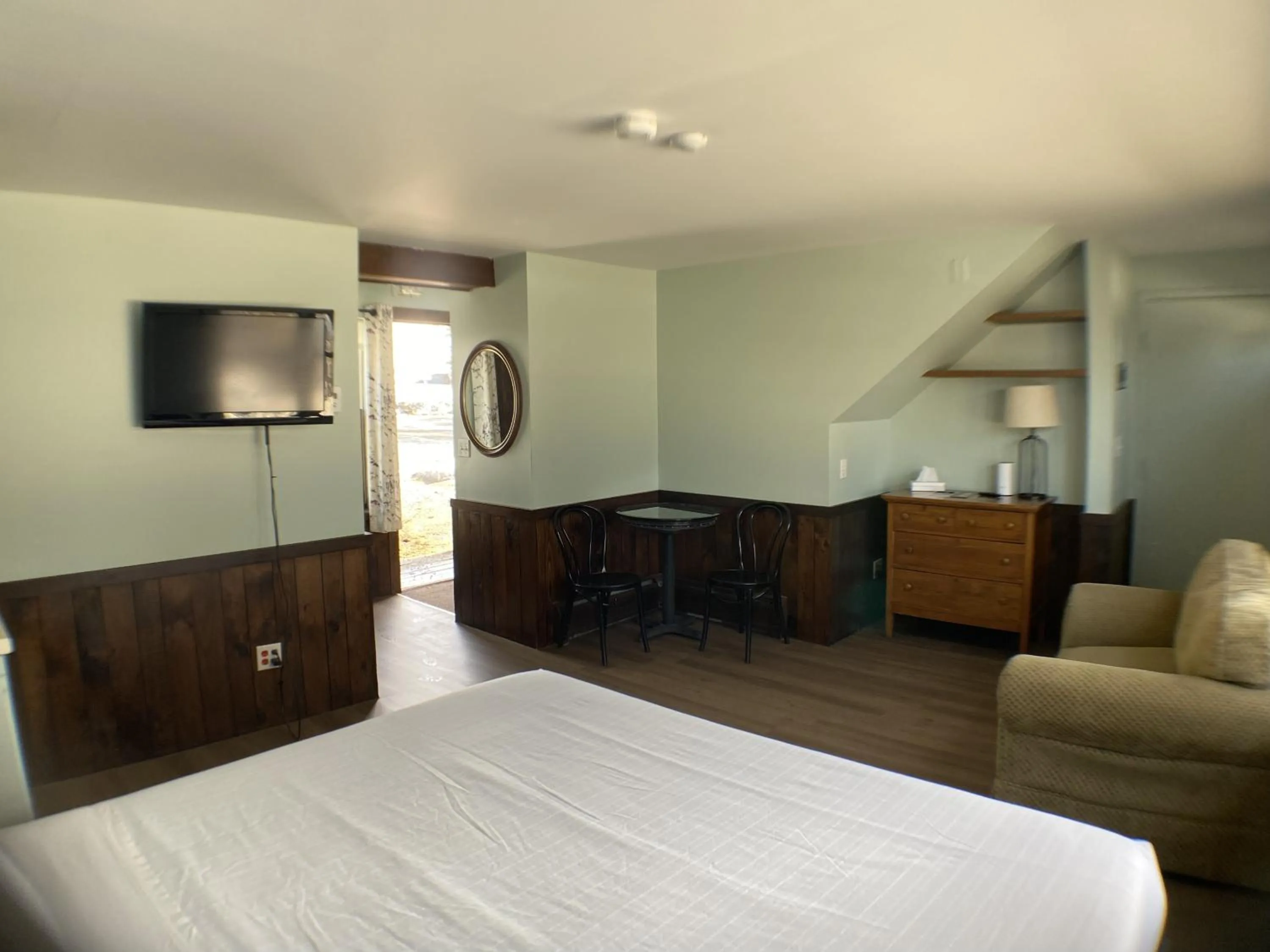 Seating area, Bed in The Wildflower Inn