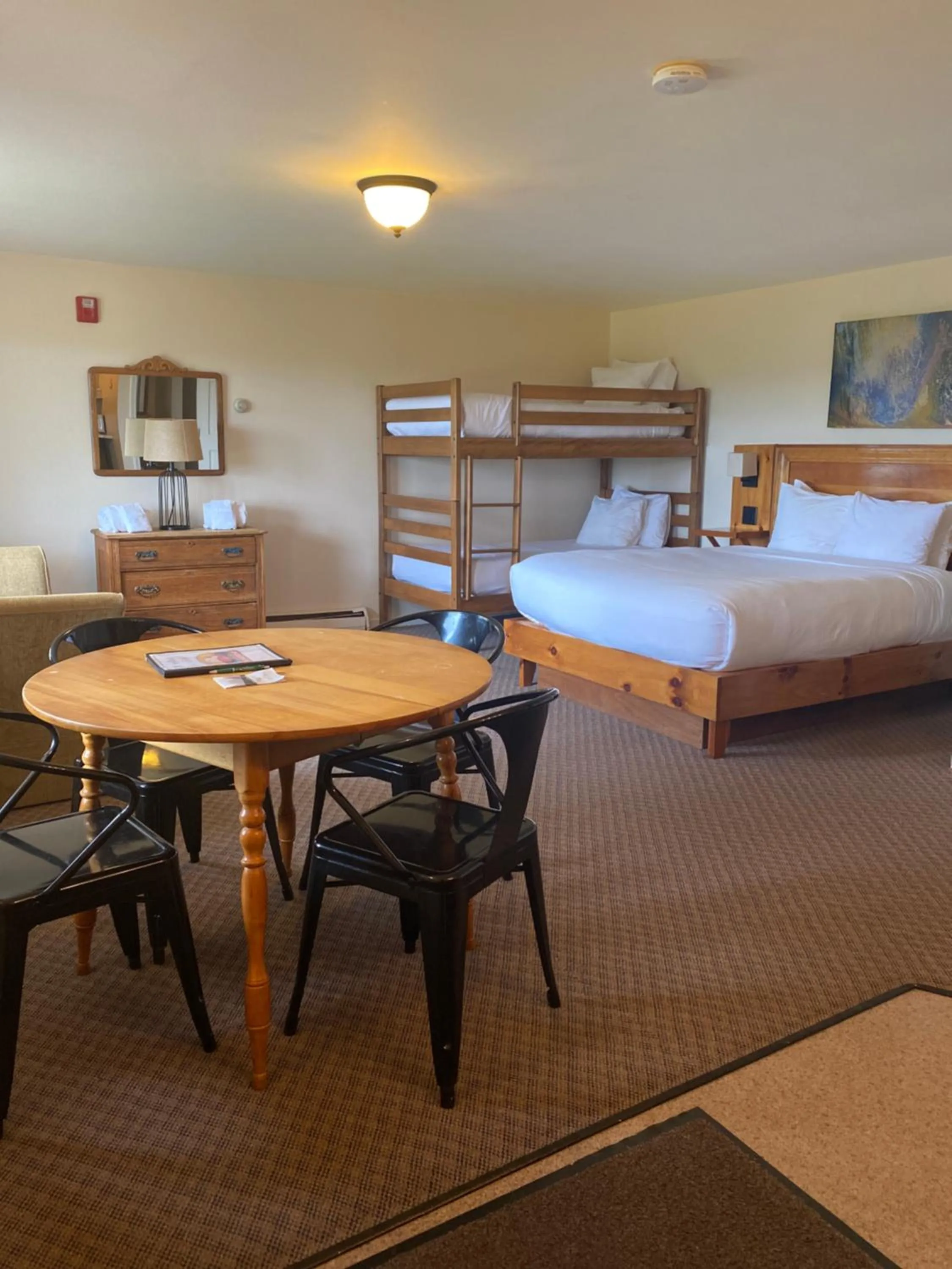 Photo of the whole room, Bed in The Wildflower Inn