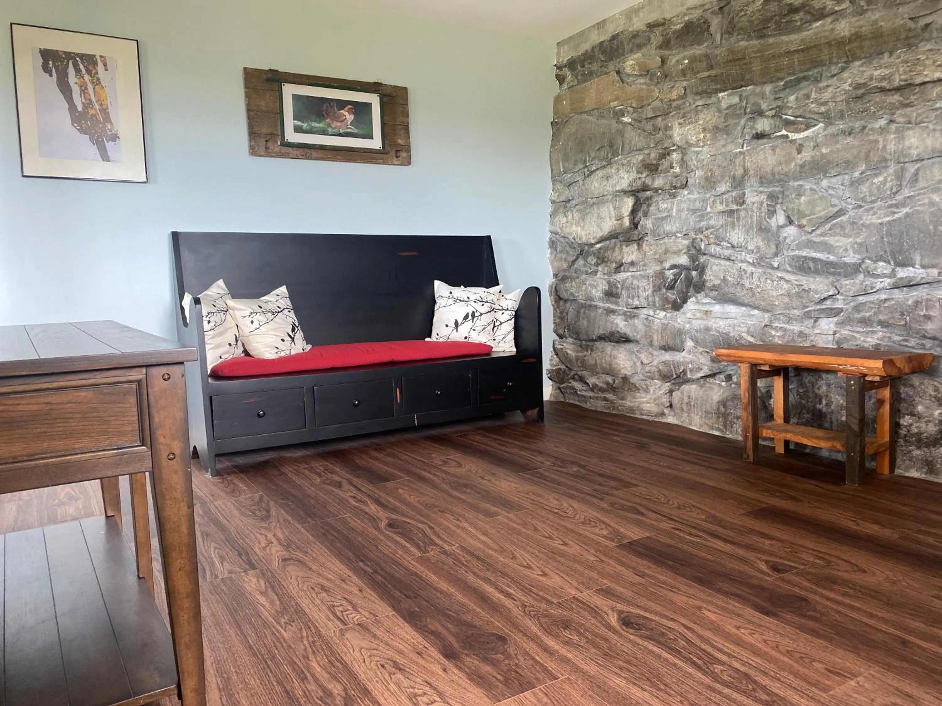 Seating area, Bed in The Wildflower Inn