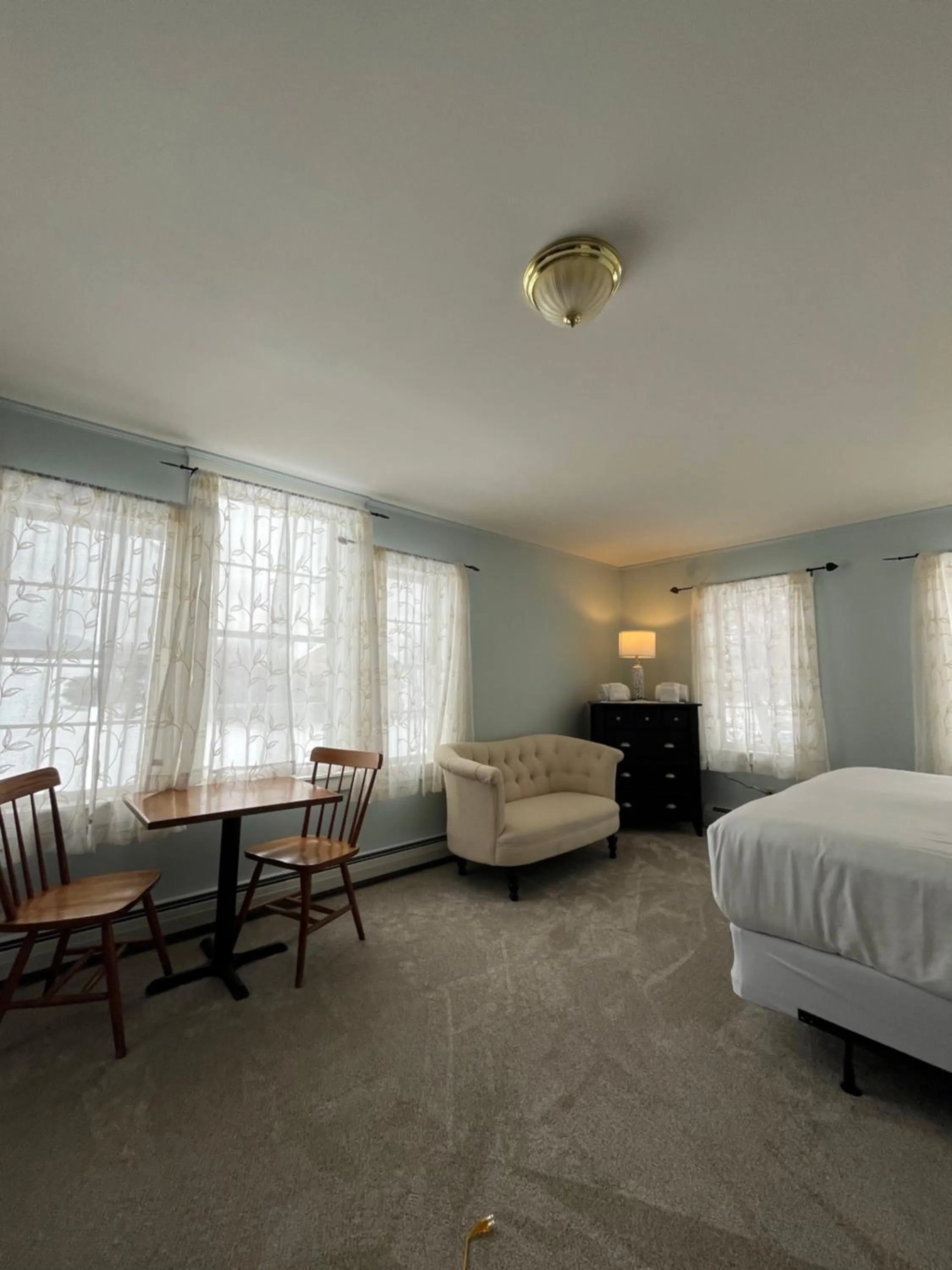 Seating area, Bed in The Wildflower Inn