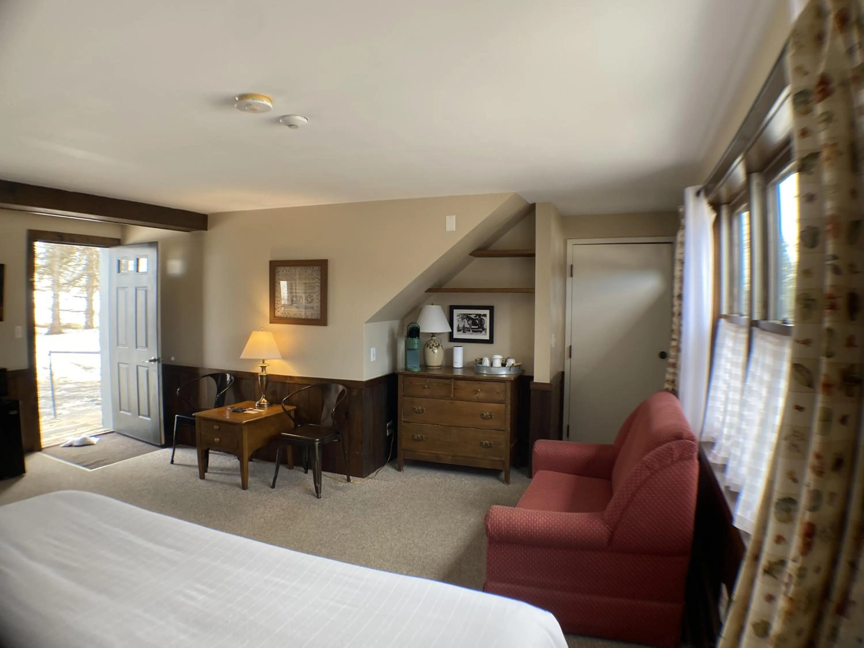 Seating area, Bed in The Wildflower Inn