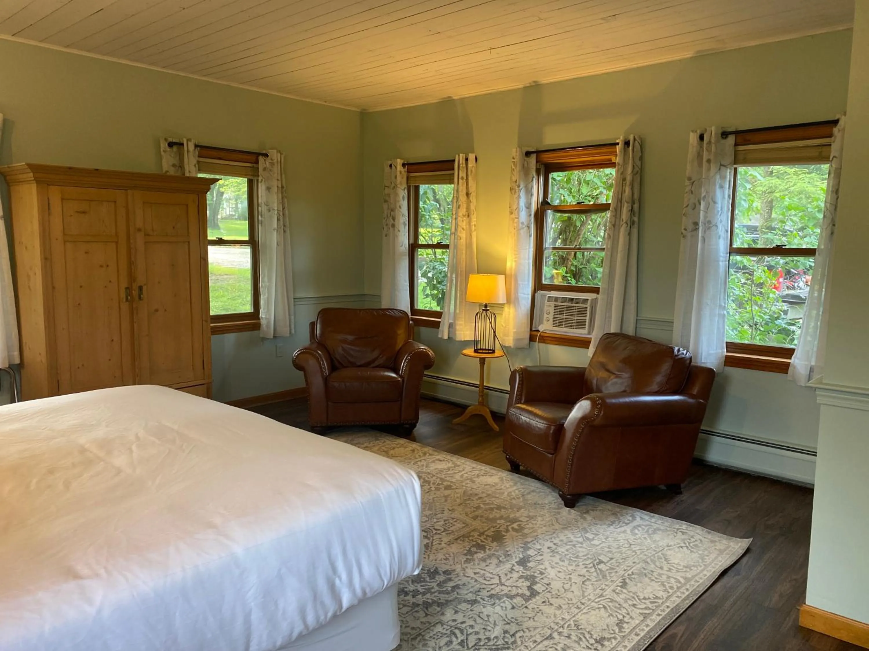 Seating area, Bed in The Wildflower Inn
