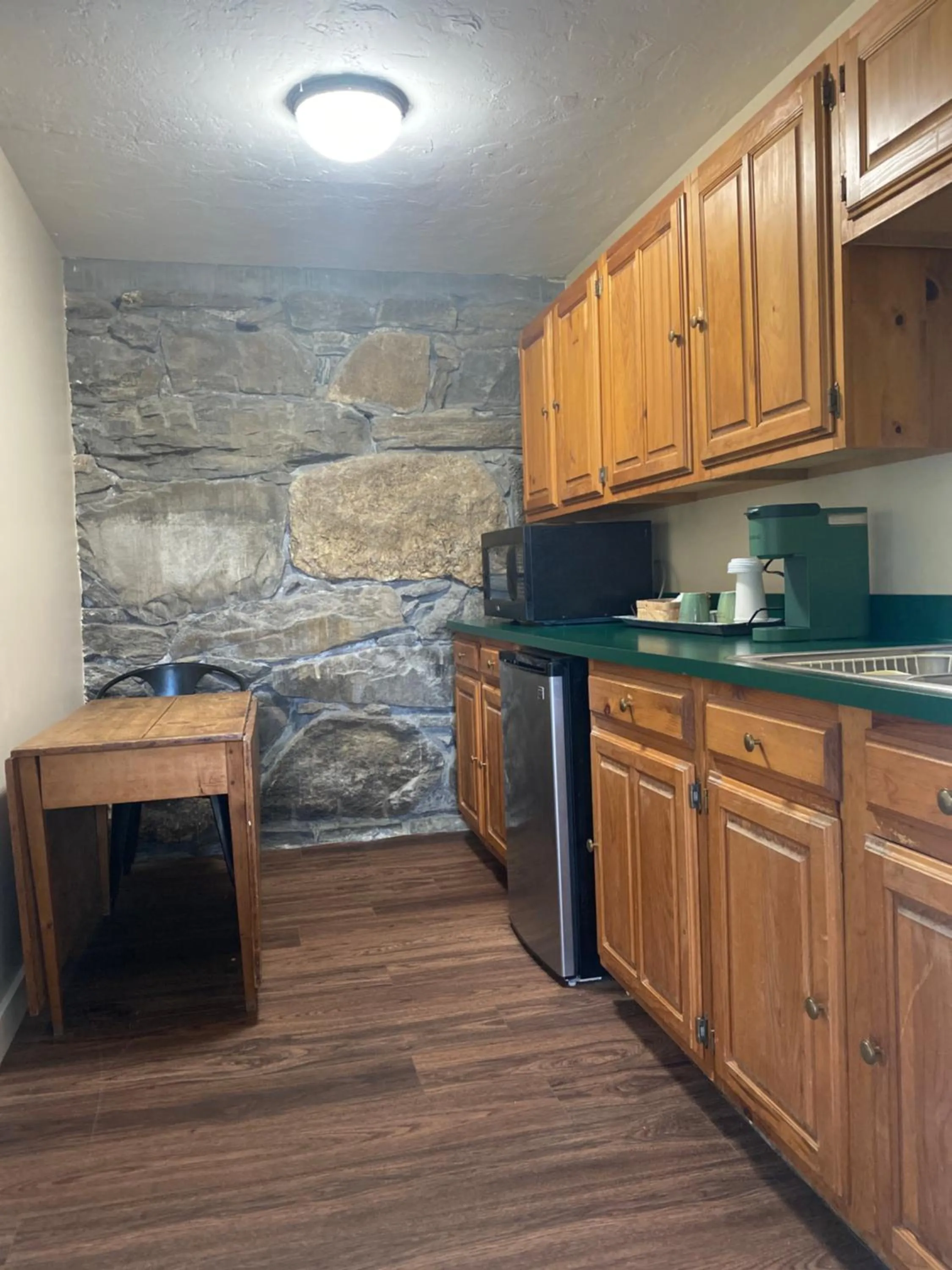 Kitchen or kitchenette in The Wildflower Inn