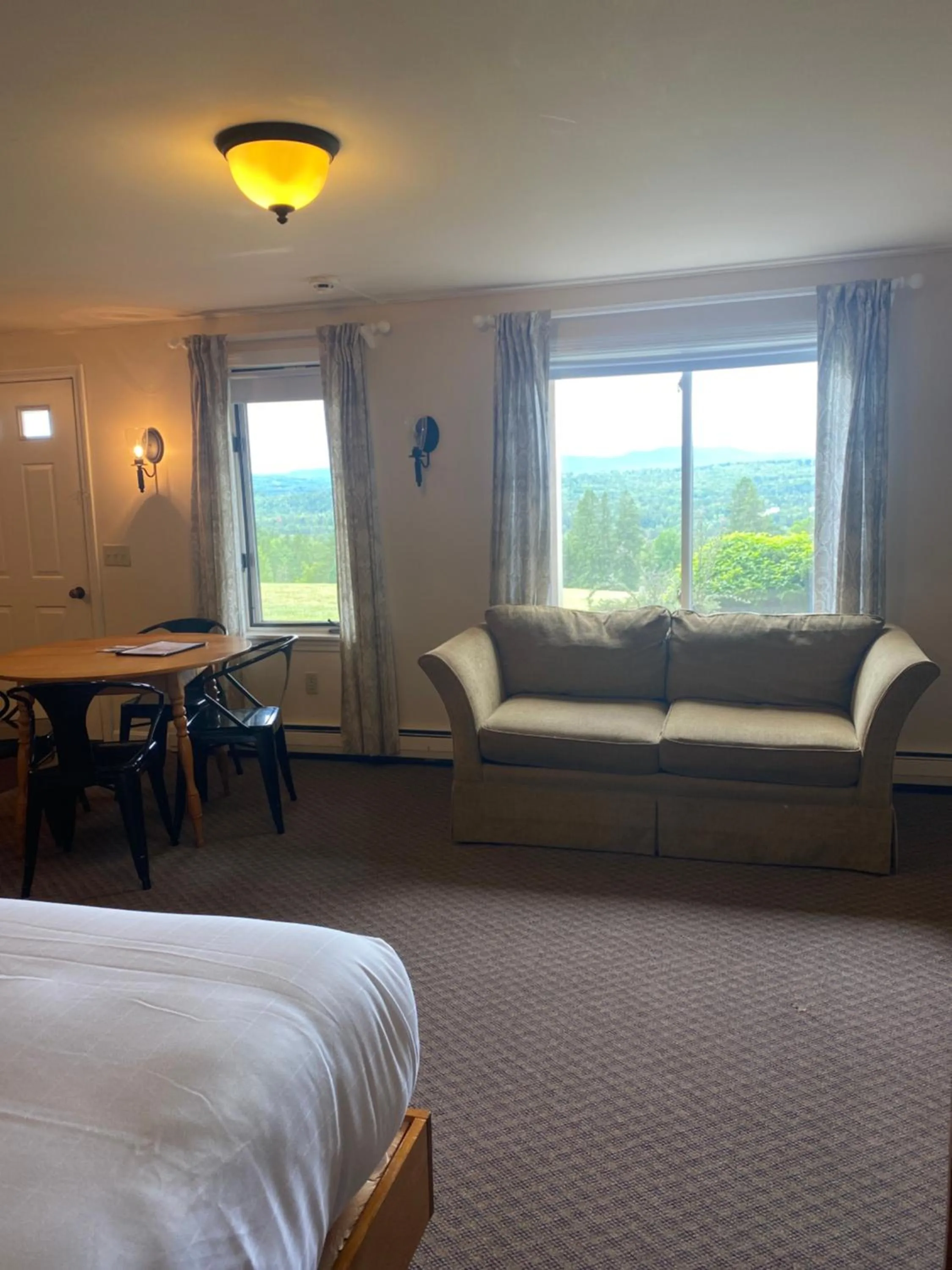Seating area, Bed in The Wildflower Inn