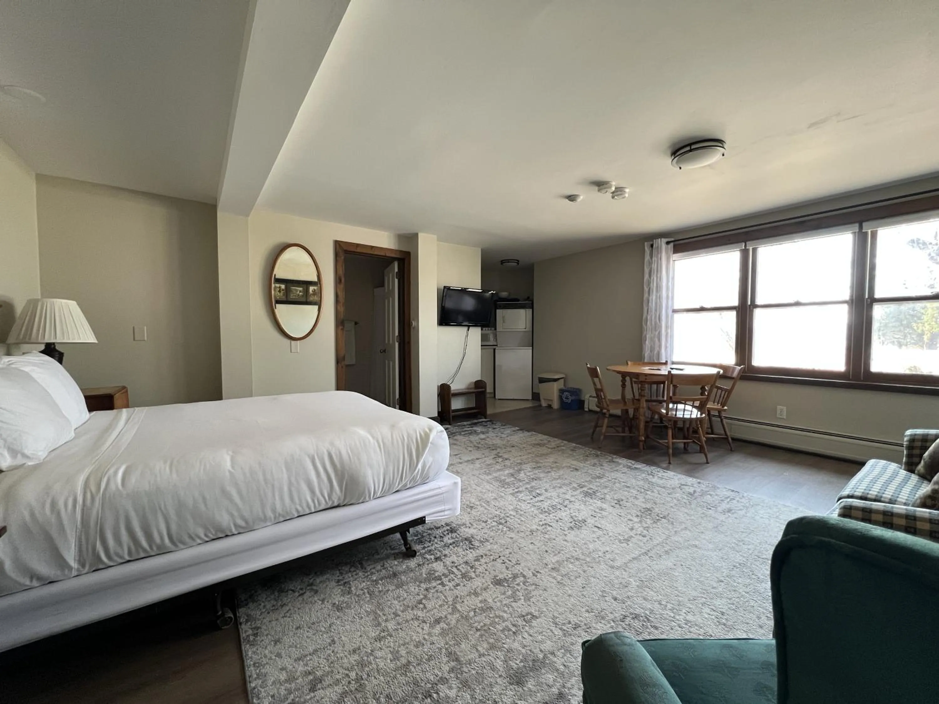 Seating area, Bed in The Wildflower Inn