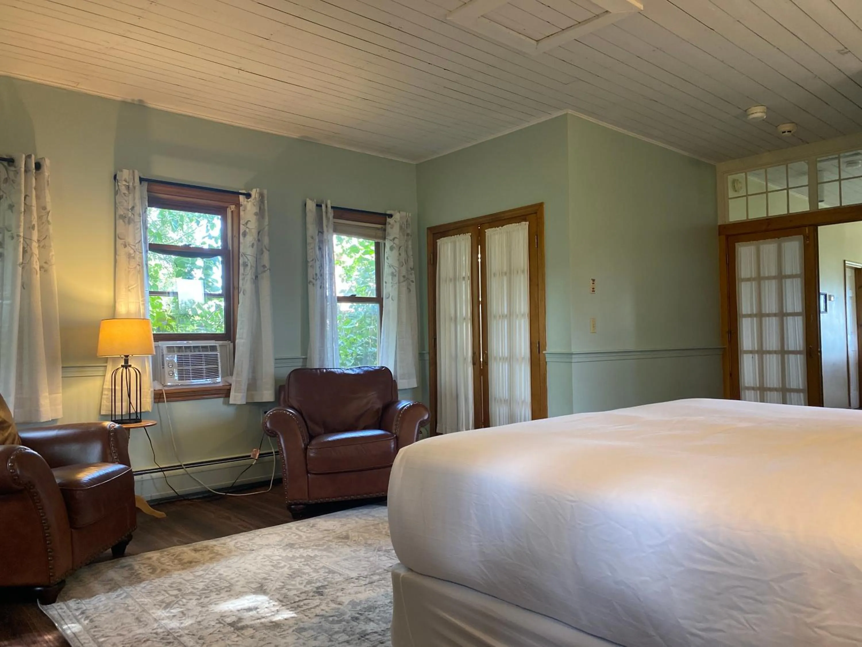 Seating area, Bed in The Wildflower Inn