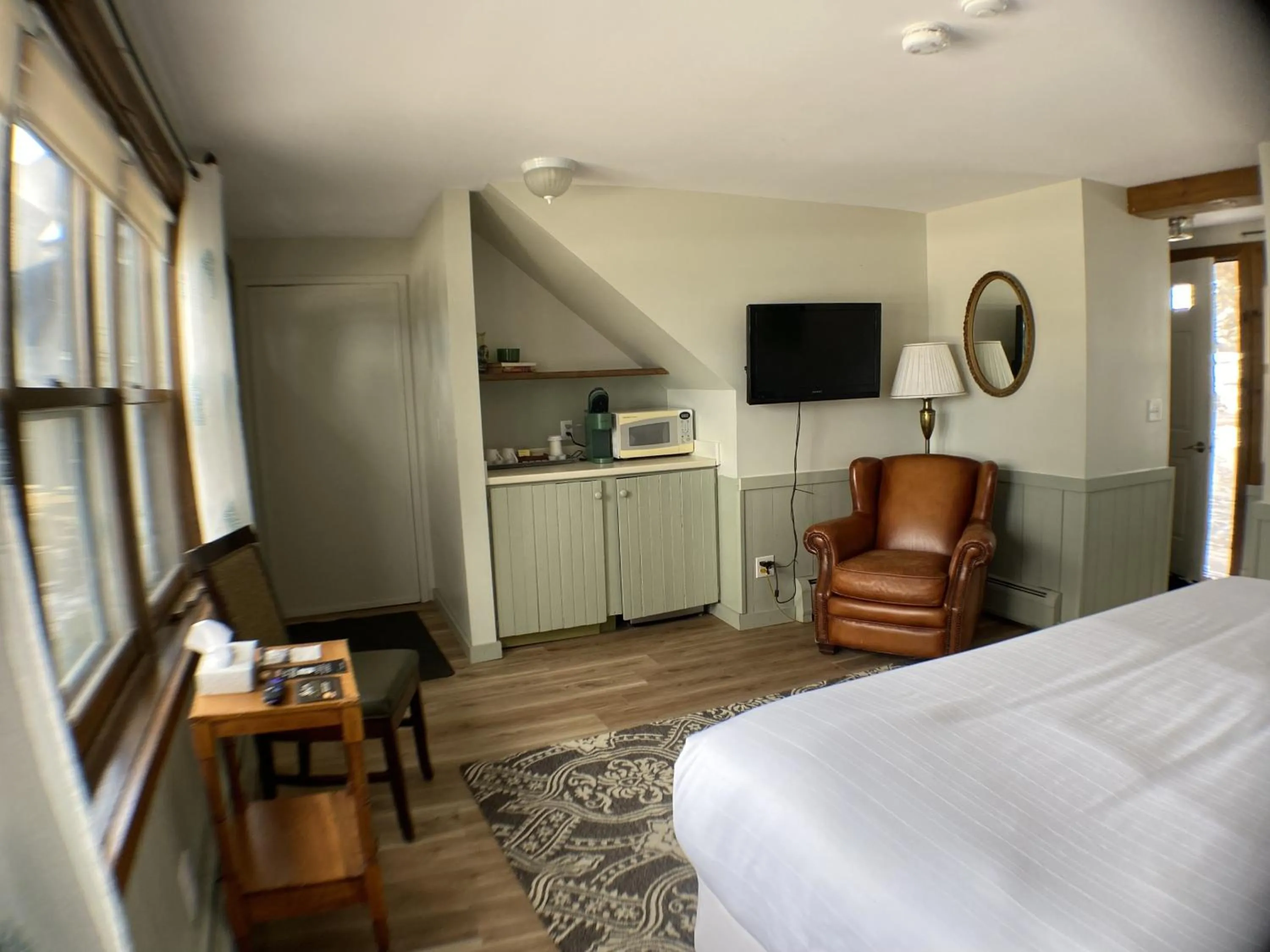 Seating area, Bed in The Wildflower Inn