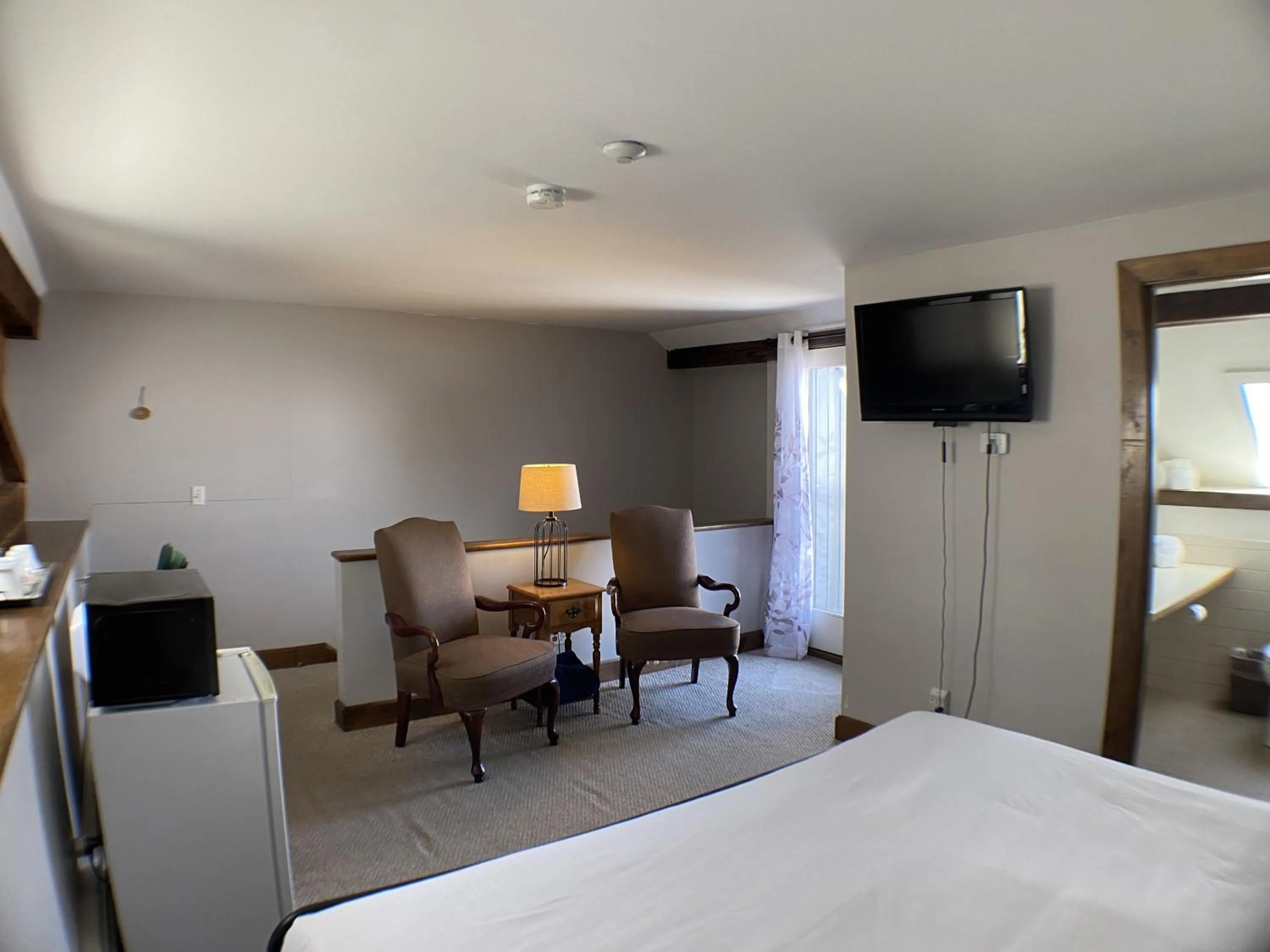 Seating area, Bed in The Wildflower Inn