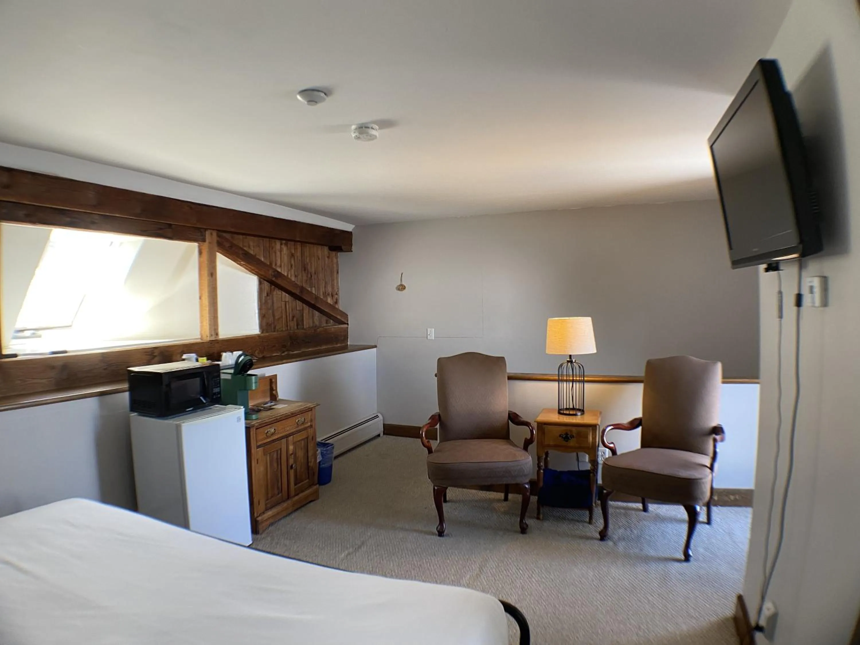 Seating area, Bed in The Wildflower Inn