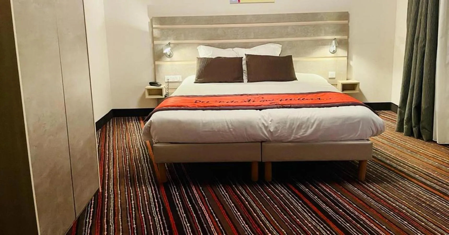 Bedroom in Au Coeur Des Bulles