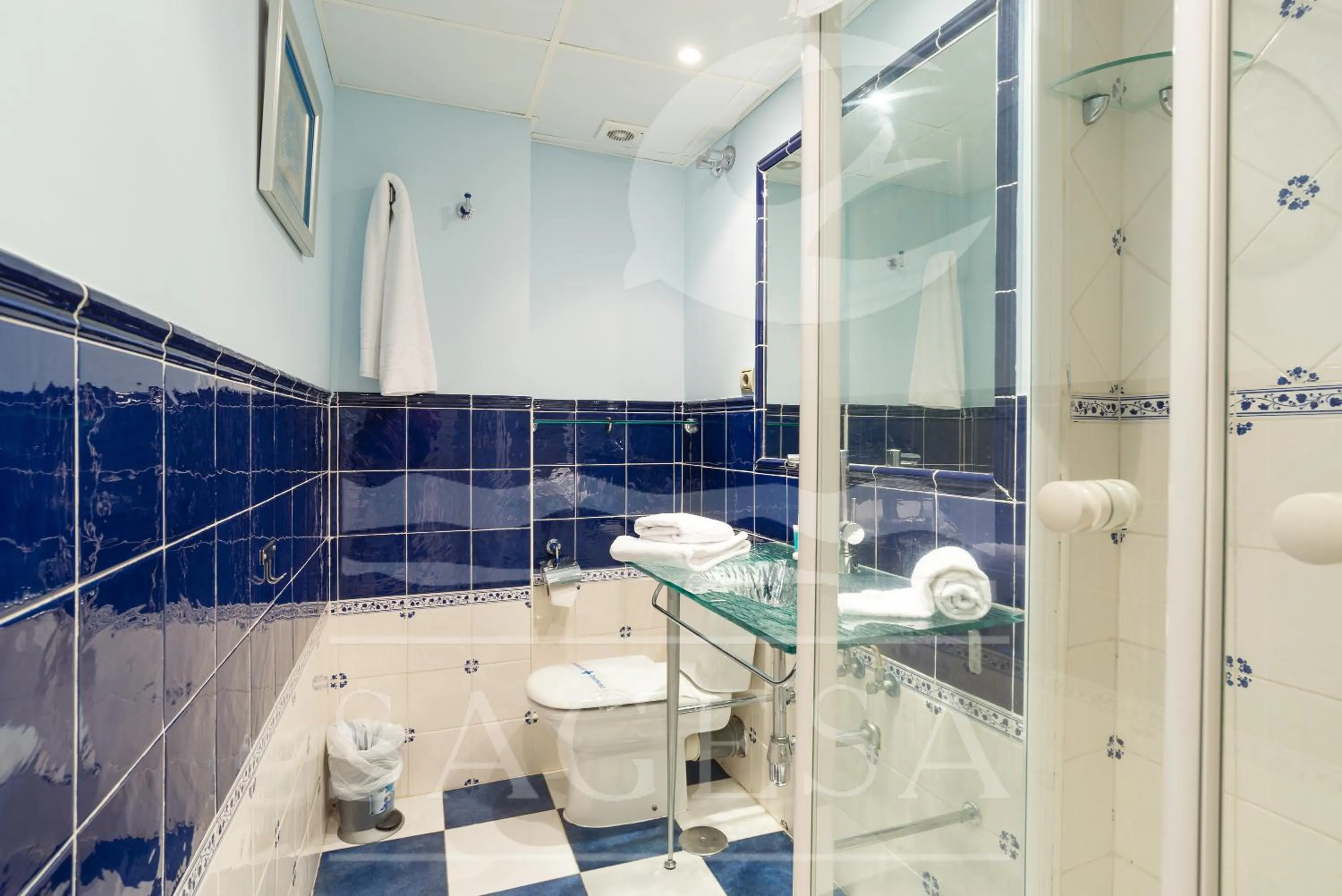 Shower in Jardines de las Golondrinas